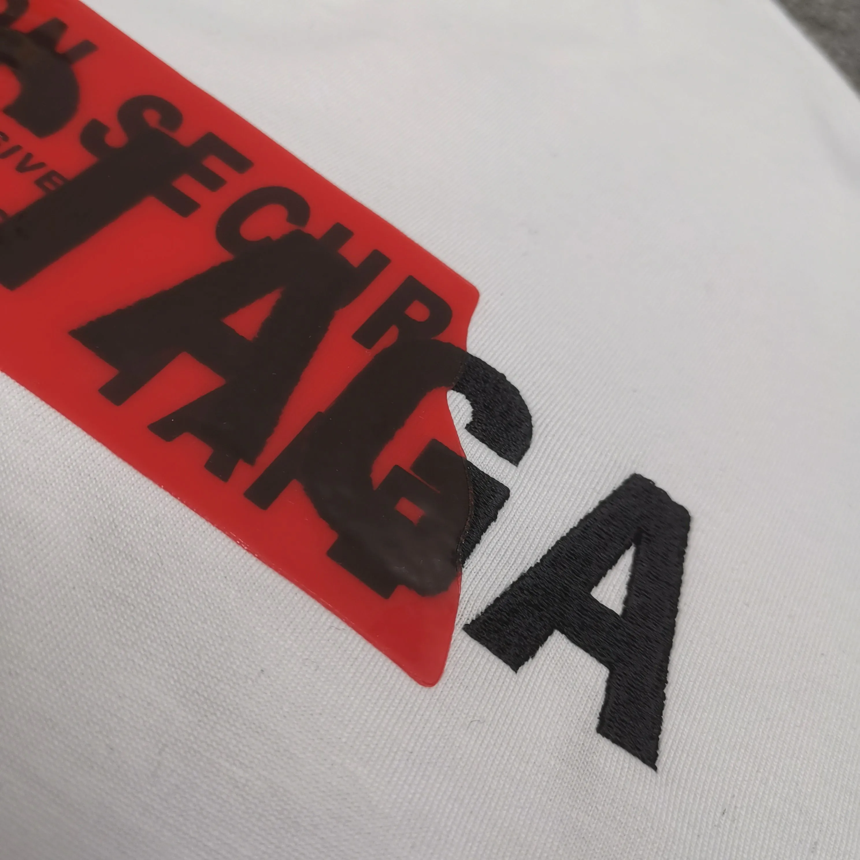 Top version ❤️BALENCI*GA/Paris #2025 new style, front and back letter LOGO embroidered tape taped short-sleeved T-shirt, full of design. Welcome to compare. The fabric is made of Paris ZP custom-woven and dyed cotton double yarn, with a weight of 260 grams. The cloth surface is clean. The cloth pattern is clear, soft and comfortable. The threads are dyed with no color difference. The classic letter LOGO is embroidered with imported Tajima embroidery machine. The tape is stamped with imported transparent glue. The effect is three-dimensional. Restore brick cabinets, adopt OS loose shoulder style. Color: black, sky blue, white Size: XS S M L P280