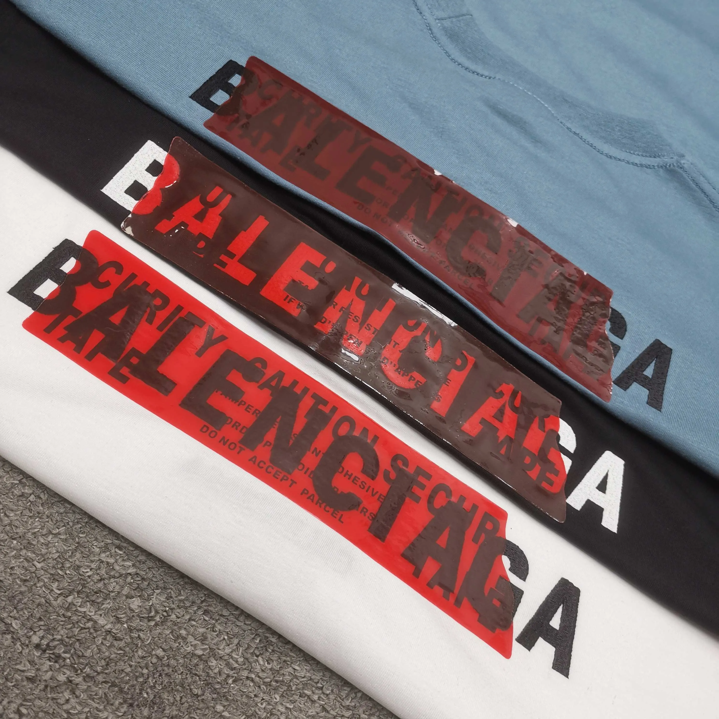 Top version ❤️BALENCI*GA/Paris #2025 new style, front and back letter LOGO embroidered tape taped short-sleeved T-shirt, full of design. Welcome to compare. The fabric is made of Paris ZP custom-woven and dyed cotton double yarn, with a weight of 260 grams. The cloth surface is clean. The cloth pattern is clear, soft and comfortable. The threads are dyed with no color difference. The classic letter LOGO is embroidered with imported Tajima embroidery machine. The tape is stamped with imported transparent glue. The effect is three-dimensional. Restore brick cabinets, adopt OS loose shoulder style. Color: black, sky blue, white Size: XS S M L P280