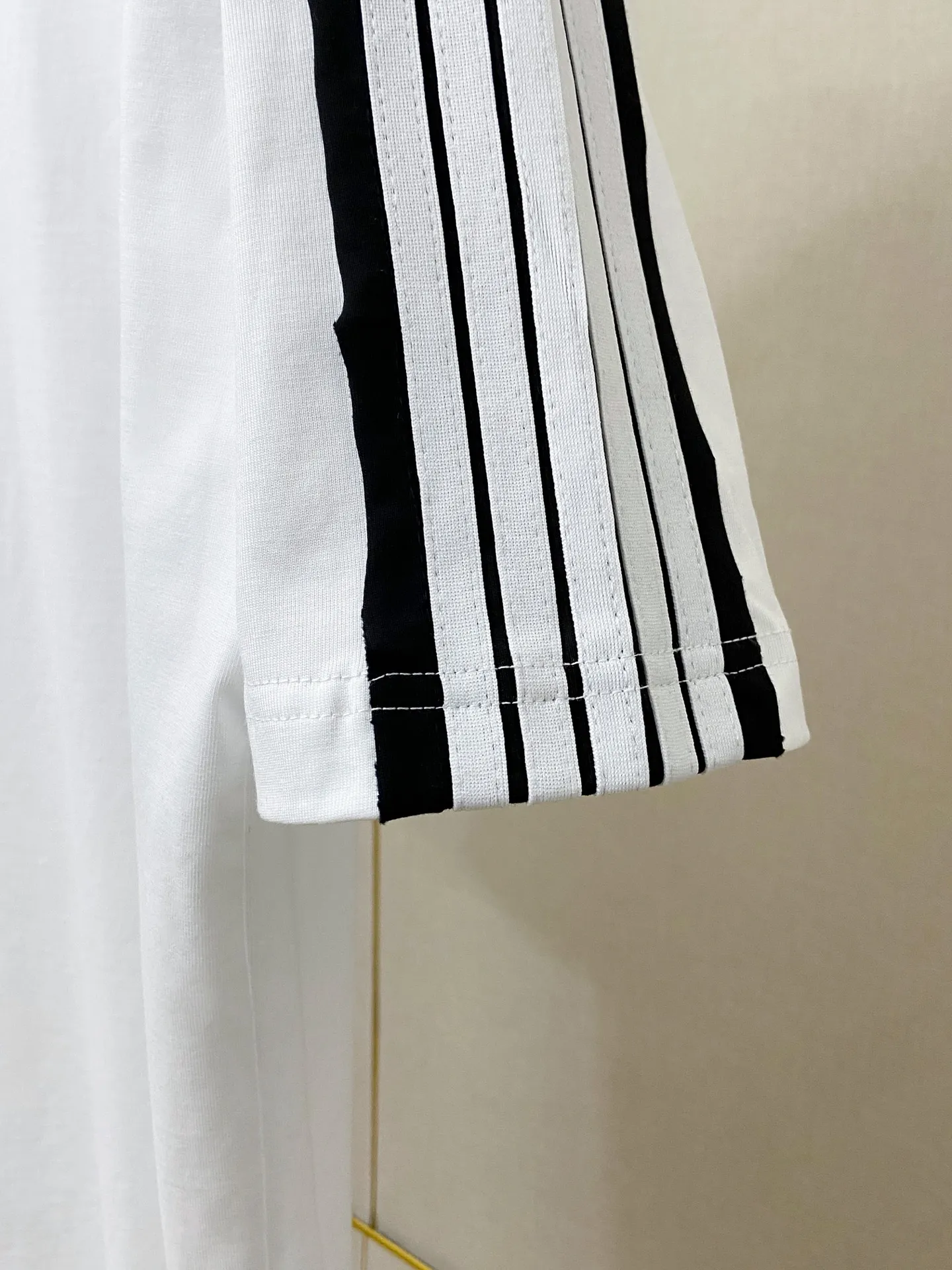 🅿️180 9200# Actual photo Top version [[BALENCIA*GA] official website quality Paris new raglan sleeves color matching. Tie strips. Classic LOGO short-sleeved T-shirt embroidered on the front left chest OS version Loose dropped shoulders Unisex fabric: 260 grams 100% cotton double yarn Technology: front printing Garment washing Shaping solid color Color: black white Size: XS S M L
