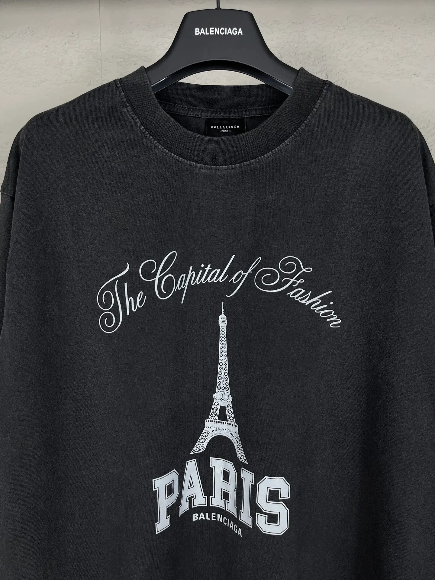 🅿️186 real photos [Top version. Official website quality] BALENCI*GA/Paris. 2024 new model. Washed and distressed short-sleeved T-shirt with iron tower art print on the front. Synchronized with brick cabinets. Developed authentically at the first time, enjoy printing and comparison! The fabric is made of Paris ZP custom-woven and dyed cotton double yarn. Weighing 260 grams, the cloth surface is clean. The cloth pattern is clear, soft and comfortable. The threads are dyed with no color difference. The printing is made of environmentally friendly imported materials. The letters are clear and the effect is three-dimensional. The entire garment is washed and distressed. The version adopts OS loose shoulder style. Same style for men and women. Code: BL223392 Color: washed black, size: XS. S. M. L