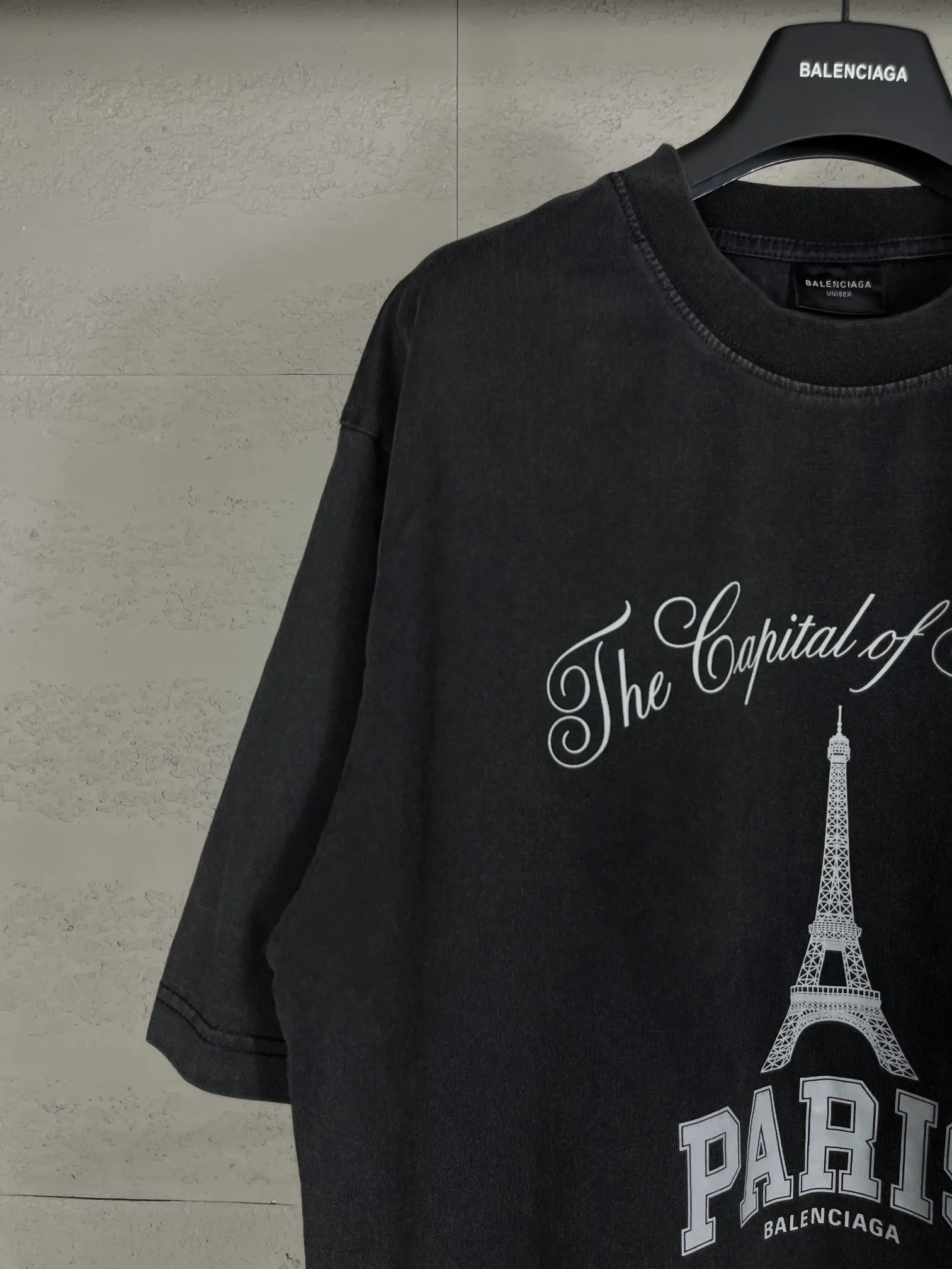 🅿️186 real photos [Top version. Official website quality] BALENCI*GA/Paris. 2024 new model. Washed and distressed short-sleeved T-shirt with iron tower art print on the front. Synchronized with brick cabinets. Developed authentically at the first time, enjoy printing and comparison! The fabric is made of Paris ZP custom-woven and dyed cotton double yarn. Weighing 260 grams, the cloth surface is clean. The cloth pattern is clear, soft and comfortable. The threads are dyed with no color difference. The printing is made of environmentally friendly imported materials. The letters are clear and the effect is three-dimensional. The entire garment is washed and distressed. The version adopts OS loose shoulder style. Same style for men and women. Code: BL223392 Color: washed black, size: XS. S. M. L