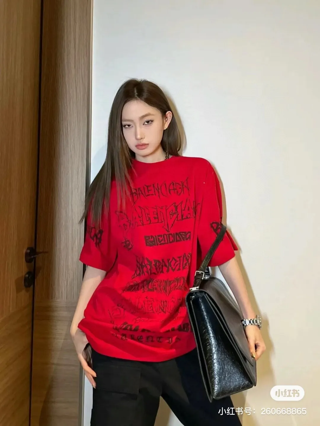 🎀Hot model pictures🎀The top tested version of Balenciaga/Balenciaga 24SS Year of the Dragon hand-painted graffiti logo full-print short-sleeved T-shirt everyone has been waiting for! The Year of the Dragon limited edition is finally available! The fabric is made of 16-count single combed compact spun 250g thickened plain weave fabric, washed and dyed on the panel. The front and rear left and right sleeve patterns are all made using an elliptical machine direct injection process. After scanning the pattern, the details of the panel are adjusted manually. Then use large cloth to repeatedly adjust the pattern on the board. The printing is delicate and neat. The ready-made garments are washed softly to ensure no shrinkage. Double-pressing technology is used. The pattern part uses graffiti-style Gothic fonts. The pattern effect is fully restored. The double-layer stitching on the back collar is firm and tight. The double-chain on the shoulders is routed. The hem is tight. The fabric is full of drape. The pattern is consistent. Customized and numbered washing. Only every detail is presented to the customer. Color: Chinese Red Size: S-XL P:280