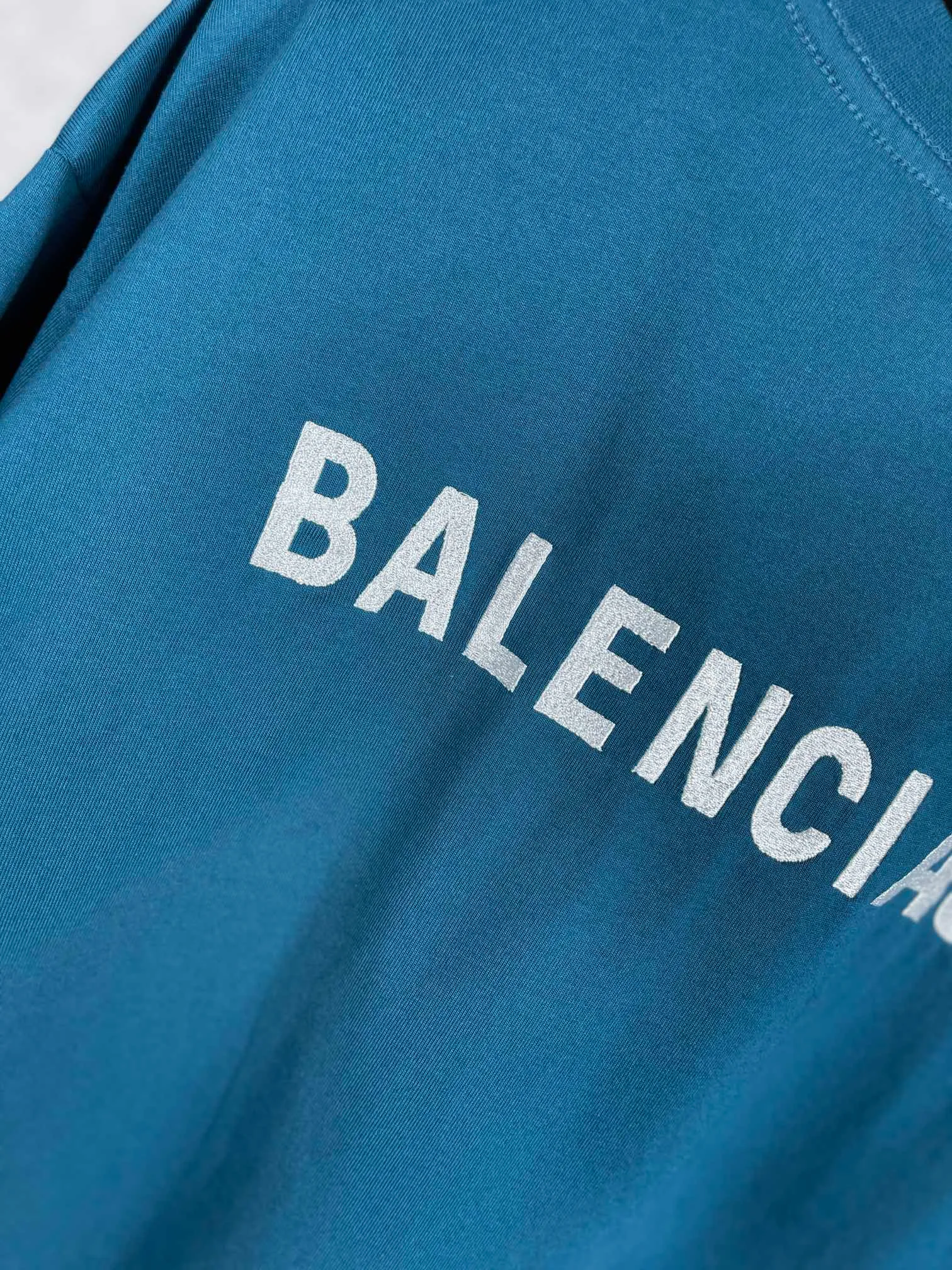 🅿️166 real shots [Top version. Official website quality] BALENCI*GA/Paris#Classic style. Classic letter embroidered short-sleeved T-shirt on the front and back #brick cabinet synchronization.                       The fabric is made of Paris ZP custom-woven and dyed cotton double yarn, weighing 260 grams. The cloth surface is clean. The cloth pattern is clear, soft and comfortable. The threads are dyed with no color difference. The classic letters are embroidered with an imported embroidery machine. The letters are clear and the effect is three-dimensional, restoring the brick cabinet. The version adopts the OS loose shoulder style. The same style for men and women. Coding: BL223023 Color: Earthy brown. Peacock blue. Light green Size: XS to L