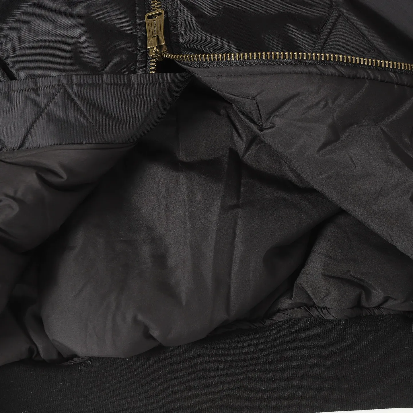🅿️650 [Original quality] Balenciaga/Balenciaga patched bomber jacket. Customized dense-pore cold-pressed fiber nylon fabric and velvet cloud cotton sheet inside. Full texture. Thick and solid. Every inch contains heavy warmth. The warm light of burgundy purple is the main tone. It is flamboyant and restrained. The slightly dropped shoulder silhouette is flattering. The gold lion emblem patch is embellished on the chest, continuing the identity identification function of the badge. A silent statement when worn on the body. The lining and padding design highlights the wrapping effect and subtly combines the warmth of cotton clothing with the aesthetics of life. Leading the trend in the name of design. Process 1: Using imported machine embroidery technology. Using advanced computer control systems and precision mechanical components. Paris lion emblem patch embroidery operation with high precision and smooth and delicate lines. Process 2: Purely manual disassembly process after water. After completing the initial combination of the lining fabric and the cotton piece, the craftsman will make further adjustments and disassembly in the water. The lining fabric and the cotton piece can achieve a perfect combination, making the lining fabric and the cotton piece more closely combined, beautiful and neat. Process 3: Template machine bag opening. The preset template guides the position, shape and size of the bag opening. The accuracy ensures the quality of the bag opening effect. Accessories: Customized 1:1 Paris bronze alloy zipper. Customized 1:1 Paris leather pull tab. Customized 1:1 Paris nipple nails. Customized 1:1 Paris trademark. Version: Loose version. Size: S/M/L/XL