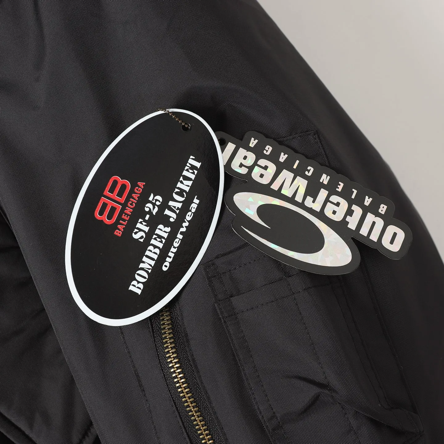 🅿️650 [Original quality] Balenciaga/Balenciaga patched bomber jacket. Customized dense-pore cold-pressed fiber nylon fabric and velvet cloud cotton sheet inside. Full texture. Thick and solid. Every inch contains heavy warmth. The warm light of burgundy purple is the main tone. It is flamboyant and restrained. The slightly dropped shoulder silhouette is flattering. The gold lion emblem patch is embellished on the chest, continuing the identity identification function of the badge. A silent statement when worn on the body. The lining and padding design highlights the wrapping effect and subtly combines the warmth of cotton clothing with the aesthetics of life. Leading the trend in the name of design. Process 1: Using imported machine embroidery technology. Using advanced computer control systems and precision mechanical components. Paris lion emblem patch embroidery operation with high precision and smooth and delicate lines. Process 2: Purely manual disassembly process after water. After completing the initial combination of the lining fabric and the cotton piece, the craftsman will make further adjustments and disassembly in the water. The lining fabric and the cotton piece can achieve a perfect combination, making the lining fabric and the cotton piece more closely combined, beautiful and neat. Process 3: Template machine bag opening. The preset template guides the position, shape and size of the bag opening. The accuracy ensures the quality of the bag opening effect. Accessories: Customized 1:1 Paris bronze alloy zipper. Customized 1:1 Paris leather pull tab. Customized 1:1 Paris nipple nails. Customized 1:1 Paris trademark. Version: Loose version. Size: S/M/L/XL