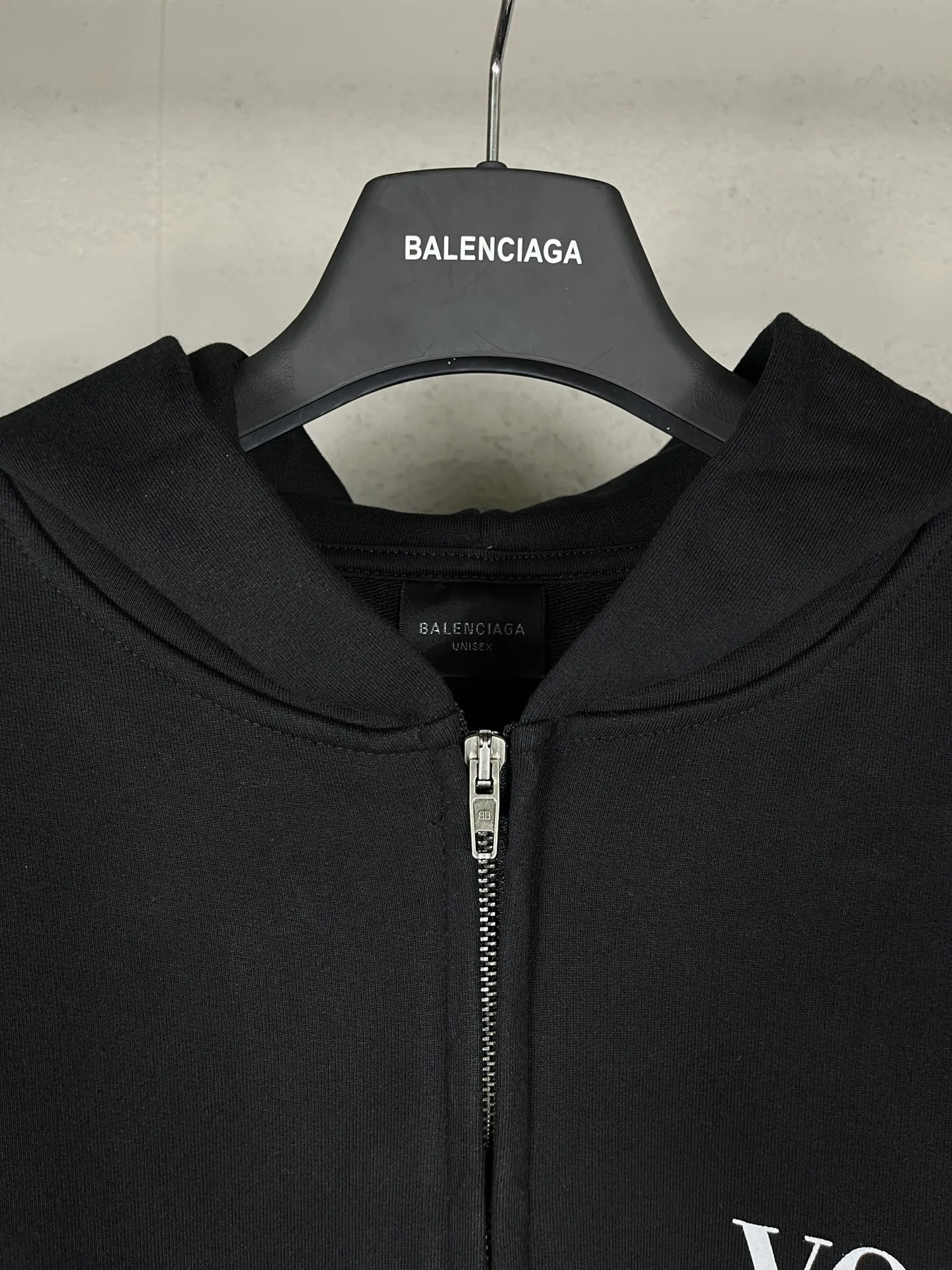 🅿️370 real photos [Top version. Official website quality] BALENCI*GA/Paris. SS24 new Balenciaga Vogue co-branded series. Front and rear LOGO direct-printed hooded sweatshirt. Brick cabinet synchronization. Genuine product developed at the first time, happy to print and compare! The fabric is made of Paris ZP custom-woven and dyed cotton terry sweatshirt. Weighing 460 grams, the cloth surface is clean. The cloth pattern is clear, soft and comfortable. The threads are dyed with no color difference. The printing is made of environmentally friendly imported materials with direct inkjet printing. The pattern letters are clear and the effect is three-dimensional. The version adopts OS loose shoulder style. Same style for men and women. Code: BL238905 Color: black, off-white Size: XS S M L