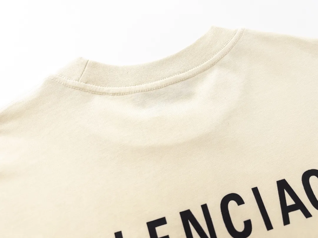 🅿️166 Detailed picture [Top version. Official website quality] BALENCI*GA/Paris#Classic style. Classic letter printed short-sleeved T-shirt on the front and back #brick cabinet synchronization.                       The fabric is made of Paris ZP custom-woven and dyed cotton double yarn, weighing 260 grams. The cloth surface is clean. The cloth pattern is clear, soft and comfortable. The threads are dyed with no color difference. The classic pattern is printed with environmentally friendly imported materials, precision printing screen, the letters are clear, the effect is three-dimensional, and the brick cabinet is restored. The version adopts OS loose shoulder style. Same style for men and women. Coding: BL223022 Color: black, beige, white, blue, floral gray, beige. Size: XS to L