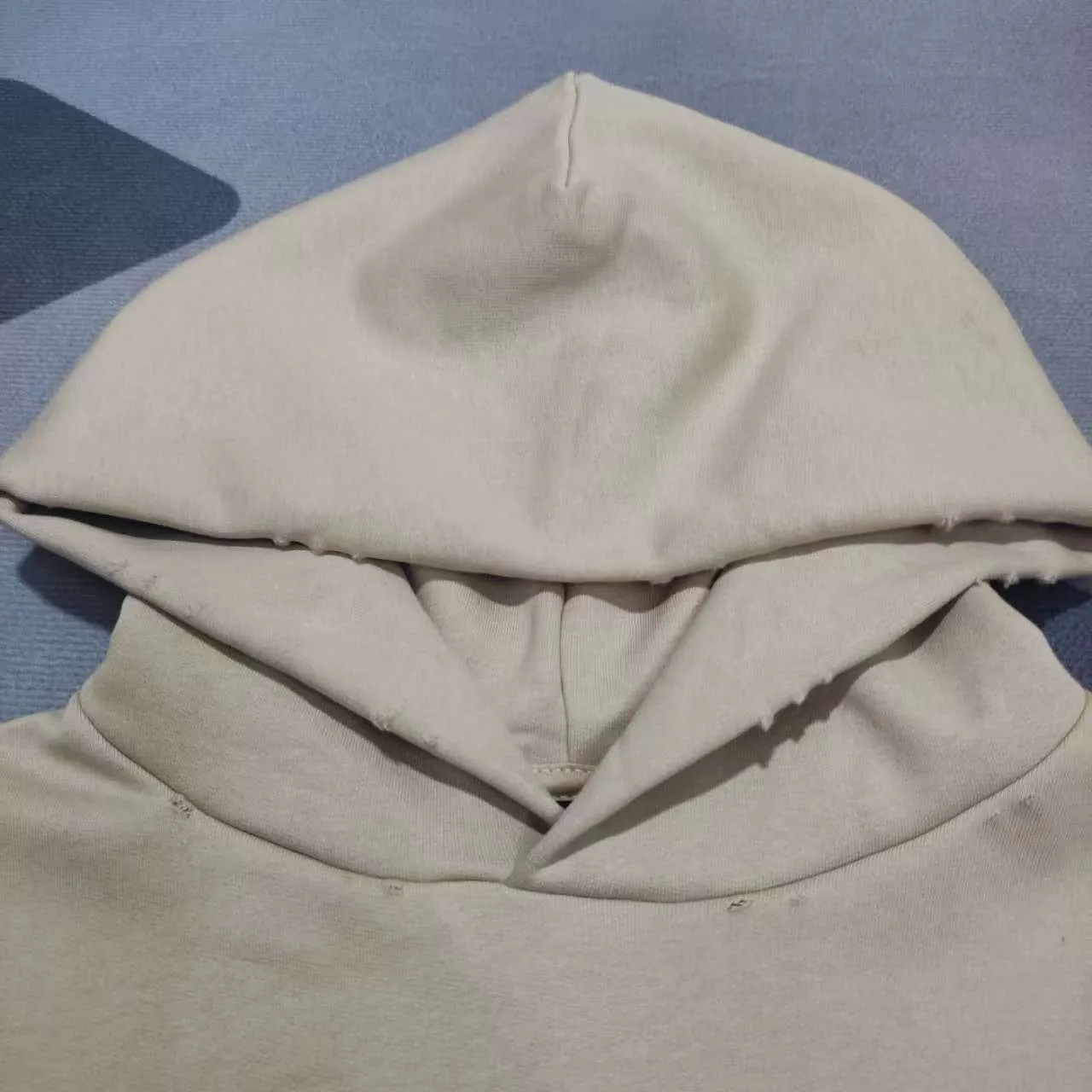 The top version of BALENCIAGA with large LOGO basic letters on the back, pure cotton loose, same style for male and female couples, high-end embroidered cotton hoodie, hooded sweatshirt. The god of simplicity in Paris, a volume sought after by many stars. Lisa’s favorite basic short-sleeved Paris style, which has a very high appearance rate. Wear alone, paired with jeans, shorts, and sweatpants, it's a versatile style. Xiaohongshu, a hot item on INS, a must-have for Paris fans.  Using Tajima embroidery technology imported from Japan, the printing looks very three-dimensional and full, with no threads. Regardless of the size, the front and back letters can be expressed perfectly! The fabric is made of 460g pure cotton combed terry fabric!  A complete set of customized tags, collar tags, washed, plastic bags, and most importantly, a complete set of bags, tag codes, and codes are all authentic.  Color: Gray Size: XS-L P:470