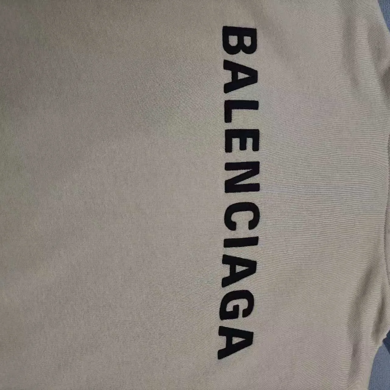 The top version of BALENCIAGA with large LOGO basic letters on the back, pure cotton loose, same style for male and female couples, high-end embroidered cotton hoodie, hooded sweatshirt. The god of simplicity in Paris, a volume sought after by many stars. Lisa’s favorite basic short-sleeved Paris style, which has a very high appearance rate. Wear alone, paired with jeans, shorts, and sweatpants, it's a versatile style. Xiaohongshu, a hot item on INS, a must-have for Paris fans.  Using Tajima embroidery technology imported from Japan, the printing looks very three-dimensional and full, with no threads. Regardless of the size, the front and back letters can be expressed perfectly! The fabric is made of 460g pure cotton combed terry fabric!  A complete set of customized tags, collar tags, washed, plastic bags, and most importantly, a complete set of bags, tag codes, and codes are all authentic.  Color: Gray Size: XS-L P:470