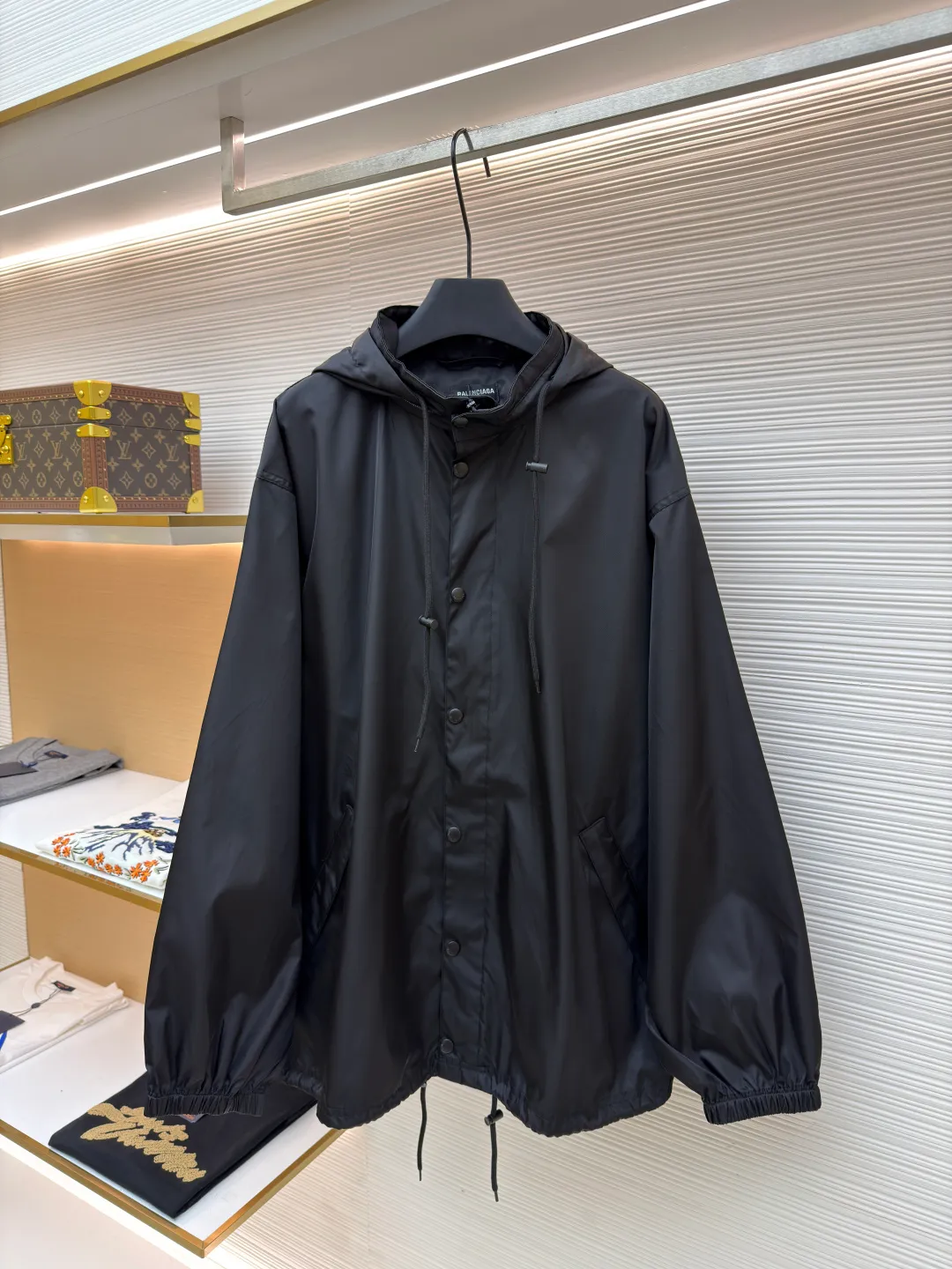 Balenciaga Tape Jacket ●Original version: Purchased and developed for 19,000 ●Item number: 1681153-B85 ●Fabric: nylon three-proof technical fabric ●Technology: holographic original heat transfer production ●Color: black ●Version: loose version ●Weight: about 600 grams ●Size: 1-2-3-4 ●Description: Customized nylon three-proof technical fabric Windproof, rainproof, lightproof, three-proof barrier, excellent texture The pure black is used as the base tone to support all the edges. The front panel is carefully carved with a homogeneous clean fit. The Paris Tape Type logo on the back panel blooms quietly on the deep black background. The front is minimalist and the back is highly recognizable. The foldable drawstring design allows for free switching between protection and silhouette. The ultimate fusion of function and aesthetics. The high-end sense defines extraordinary taste. Authentic holographic heat transfer process. Realize original visual restoration at the molecular level. Adopt 3D scanning modeling. Use dynamic pressure gradient to transfer the Tape Type logo. Neat and beautiful, Paris English letter pattern. After 8 manual scanning and debugging. Double control of industrial-grade 3D scanning and manual calibration. Accurately capture the light and shadow levels and texture details of the overlapping parts of letters. Ensure that every line is clear and sharp. The overlapping areas are clear and non-adhesive. The template machine opens the bag. The preset template guides the position, shape and size of the bag. Accuracy ensures the quality of bag opening results. The overall wiring is straight and delicate, the fabric is comfortable and soft, and the color is consistent without color difference. It can be matched with the same style to create a fashionable look and control various occasions. Customized accessories, complete with three standards, same style for men and women!