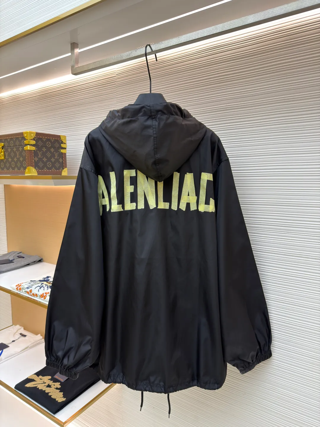 Balenciaga Tape Jacket ●Original version: Purchased and developed for 19,000 ●Item number: 1681153-B85 ●Fabric: nylon three-proof technical fabric ●Technology: holographic original heat transfer production ●Color: black ●Version: loose version ●Weight: about 600 grams ●Size: 1-2-3-4 ●Description: Customized nylon three-proof technical fabric Windproof, rainproof, lightproof, three-proof barrier, excellent texture The pure black is used as the base tone to support all the edges. The front panel is carefully carved with a homogeneous clean fit. The Paris Tape Type logo on the back panel blooms quietly on the deep black background. The front is minimalist and the back is highly recognizable. The foldable drawstring design allows for free switching between protection and silhouette. The ultimate fusion of function and aesthetics. The high-end sense defines extraordinary taste. Authentic holographic heat transfer process. Realize original visual restoration at the molecular level. Adopt 3D scanning modeling. Use dynamic pressure gradient to transfer the Tape Type logo. Neat and beautiful, Paris English letter pattern. After 8 manual scanning and debugging. Double control of industrial-grade 3D scanning and manual calibration. Accurately capture the light and shadow levels and texture details of the overlapping parts of letters. Ensure that every line is clear and sharp. The overlapping areas are clear and non-adhesive. The template machine opens the bag. The preset template guides the position, shape and size of the bag. Accuracy ensures the quality of bag opening results. The overall wiring is straight and delicate, the fabric is comfortable and soft, and the color is consistent without color difference. It can be matched with the same style to create a fashionable look and control various occasions. Customized accessories, complete with three standards, same style for men and women!