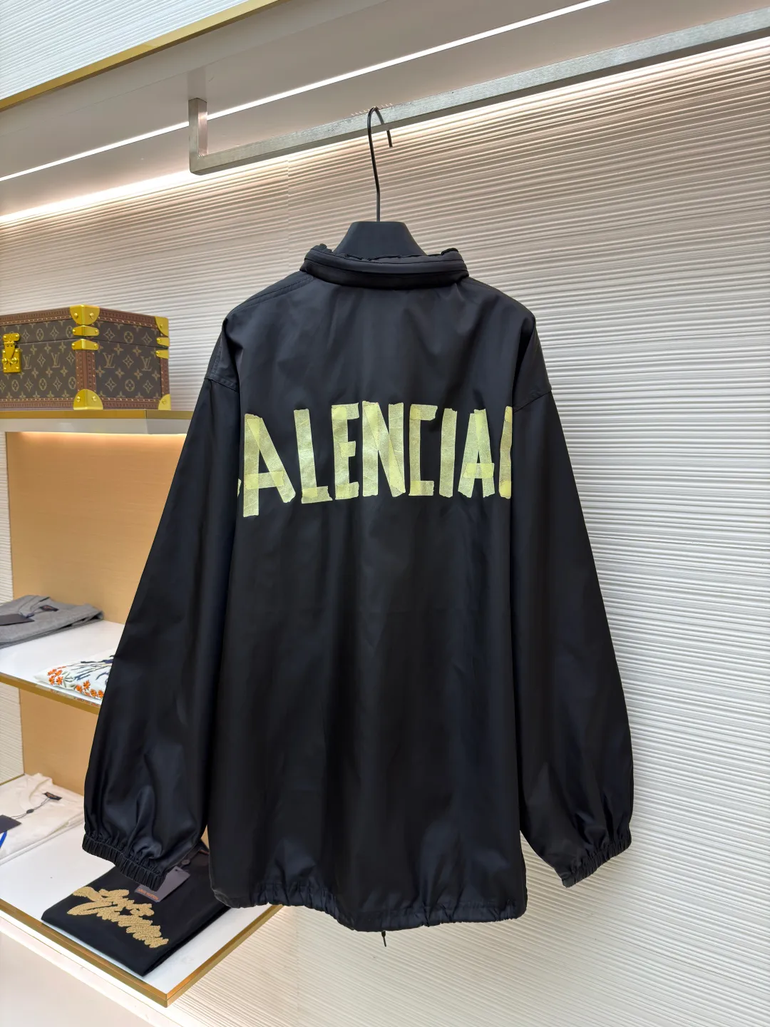 Balenciaga Tape Jacket ●Original version: Purchased and developed for 19,000 ●Item number: 1681153-B85 ●Fabric: nylon three-proof technical fabric ●Technology: holographic original heat transfer production ●Color: black ●Version: loose version ●Weight: about 600 grams ●Size: 1-2-3-4 ●Description: Customized nylon three-proof technical fabric Windproof, rainproof, lightproof, three-proof barrier, excellent texture The pure black is used as the base tone to support all the edges. The front panel is carefully carved with a homogeneous clean fit. The Paris Tape Type logo on the back panel blooms quietly on the deep black background. The front is minimalist and the back is highly recognizable. The foldable drawstring design allows for free switching between protection and silhouette. The ultimate fusion of function and aesthetics. The high-end sense defines extraordinary taste. Authentic holographic heat transfer process. Realize original visual restoration at the molecular level. Adopt 3D scanning modeling. Use dynamic pressure gradient to transfer the Tape Type logo. Neat and beautiful, Paris English letter pattern. After 8 manual scanning and debugging. Double control of industrial-grade 3D scanning and manual calibration. Accurately capture the light and shadow levels and texture details of the overlapping parts of letters. Ensure that every line is clear and sharp. The overlapping areas are clear and non-adhesive. The template machine opens the bag. The preset template guides the position, shape and size of the bag. Accuracy ensures the quality of bag opening results. The overall wiring is straight and delicate, the fabric is comfortable and soft, and the color is consistent without color difference. It can be matched with the same style to create a fashionable look and control various occasions. Customized accessories, complete with three standards, same style for men and women!