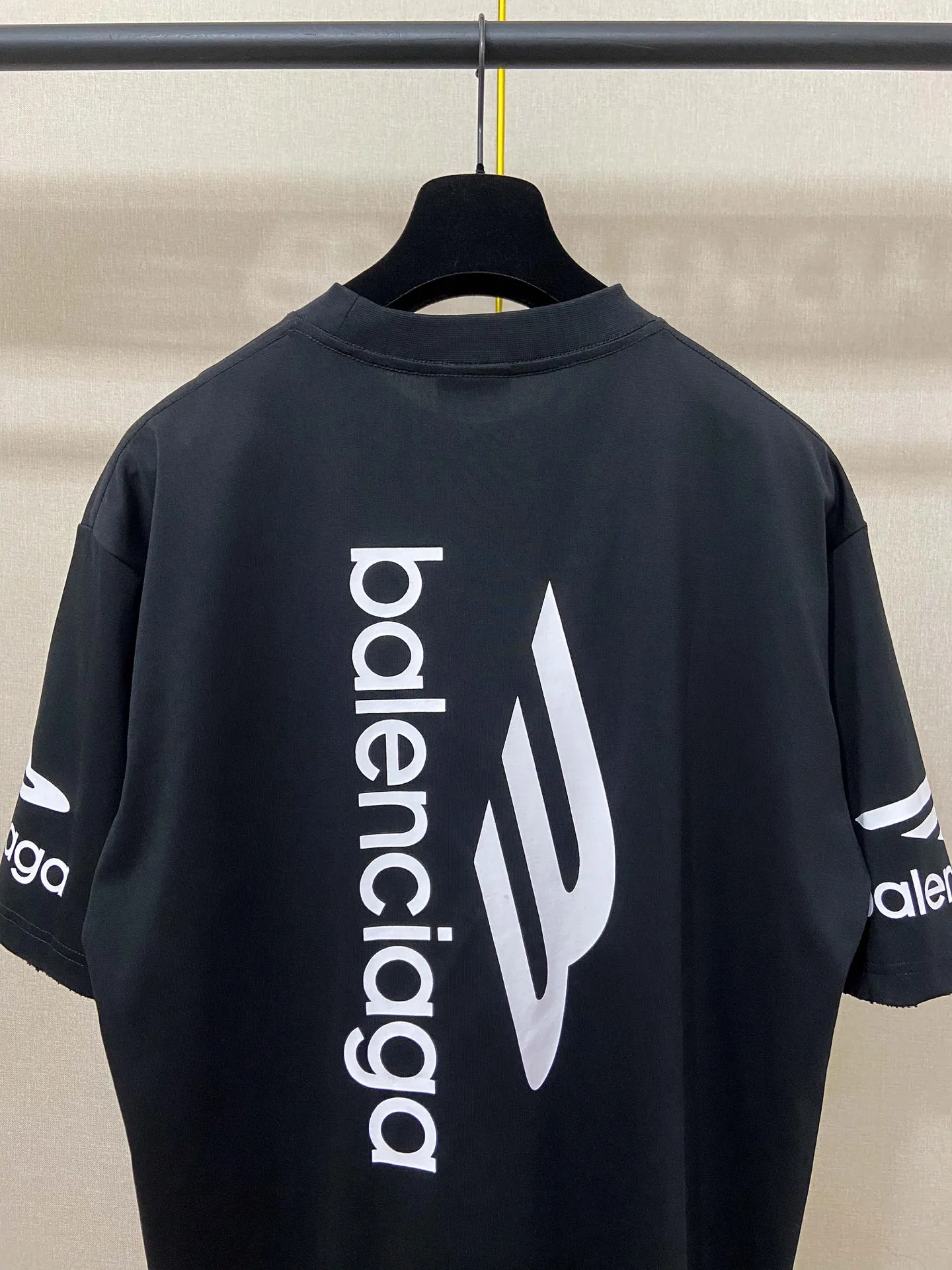 🅿️170 9187# Real photos Top version [[BALENCIA*GA] official website quality Paris new ski series 3M artistic letter LOGO printed short-sleeved T-shirt OS version loose dropped shoulders Unisex style Fabric: 260g 100% cotton double yarn Technology: front and rear left and right sleeve printing Garment wash spray-painted worn distressed fixed color Color: black white Red (red has different craftsmanship and different prices) Size: XS S M L