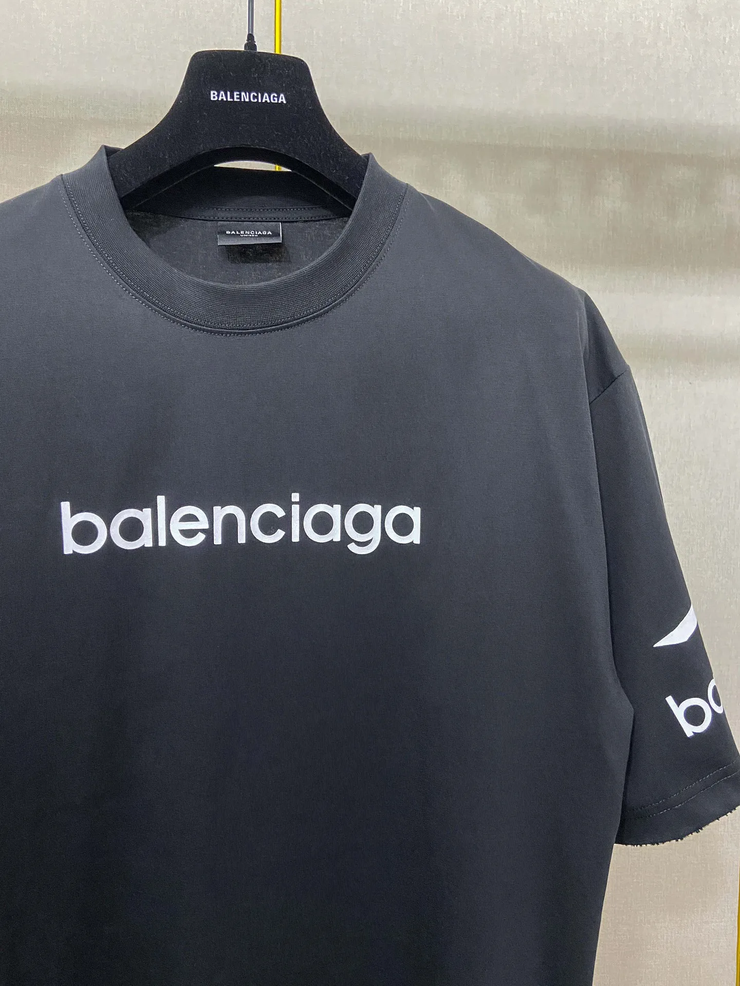 🅿️170 9187# Real photos Top version [[BALENCIA*GA] official website quality Paris new ski series 3M artistic letter LOGO printed short-sleeved T-shirt OS version loose dropped shoulders Unisex style Fabric: 260g 100% cotton double yarn Technology: front and rear left and right sleeve printing Garment wash spray-painted worn distressed fixed color Color: black white Red (red has different craftsmanship and different prices) Size: XS S M L