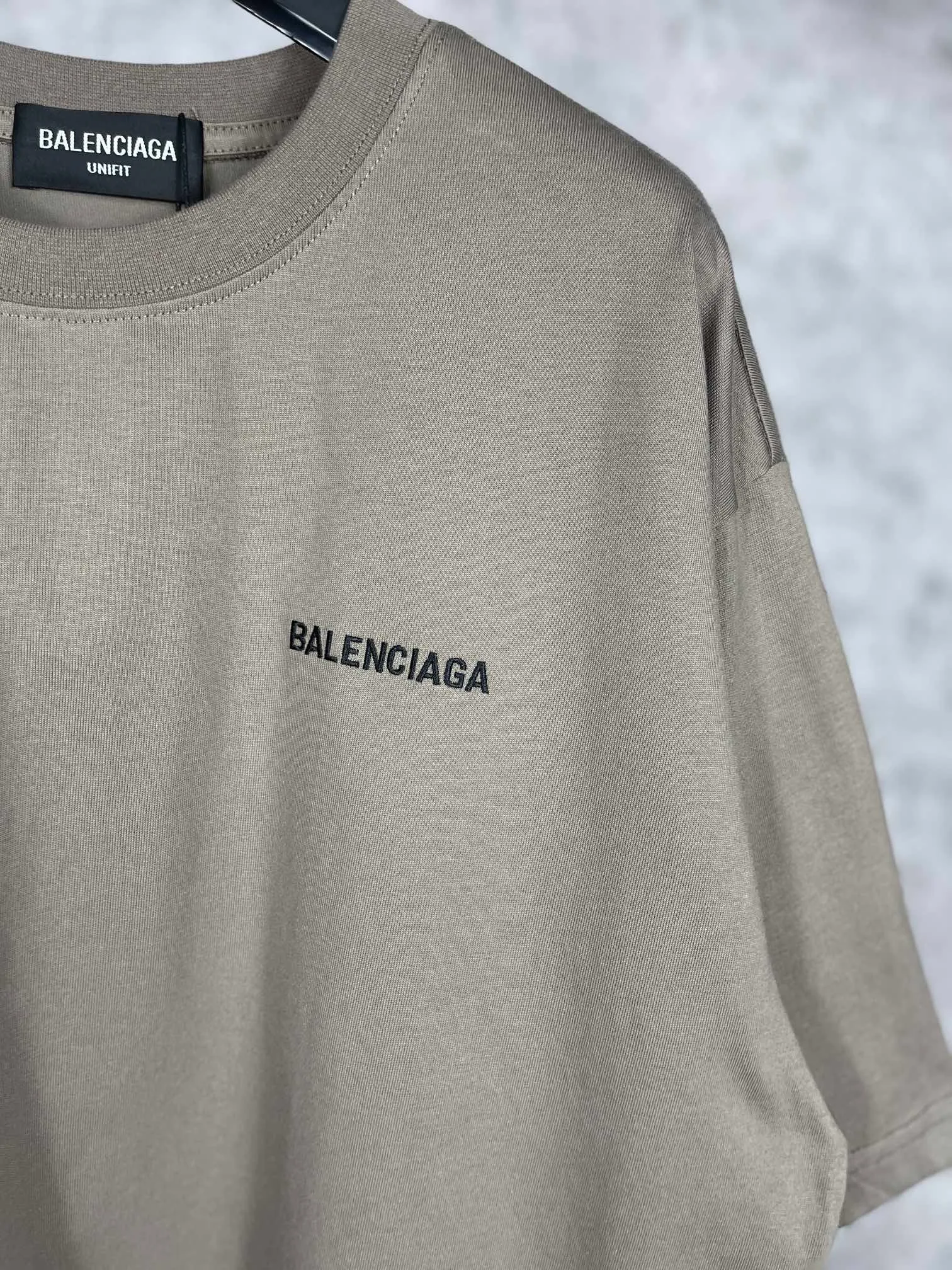 🅿️166 real shots [Top version. Official website quality] BALENCI*GA/Paris#Classic style. Classic letter embroidered short-sleeved T-shirt on the front and back #brick cabinet synchronization.                       The fabric is made of Paris ZP custom-woven and dyed cotton double yarn, weighing 260 grams. The cloth surface is clean. The cloth pattern is clear, soft and comfortable. The threads are dyed with no color difference. The classic letters are embroidered with an imported embroidery machine. The letters are clear and the effect is three-dimensional, restoring the brick cabinet. The version adopts the OS loose shoulder style. The same style for men and women. Coding: BL223023 Color: abrupt brown. Peacock blue. Light green Size: XS to L