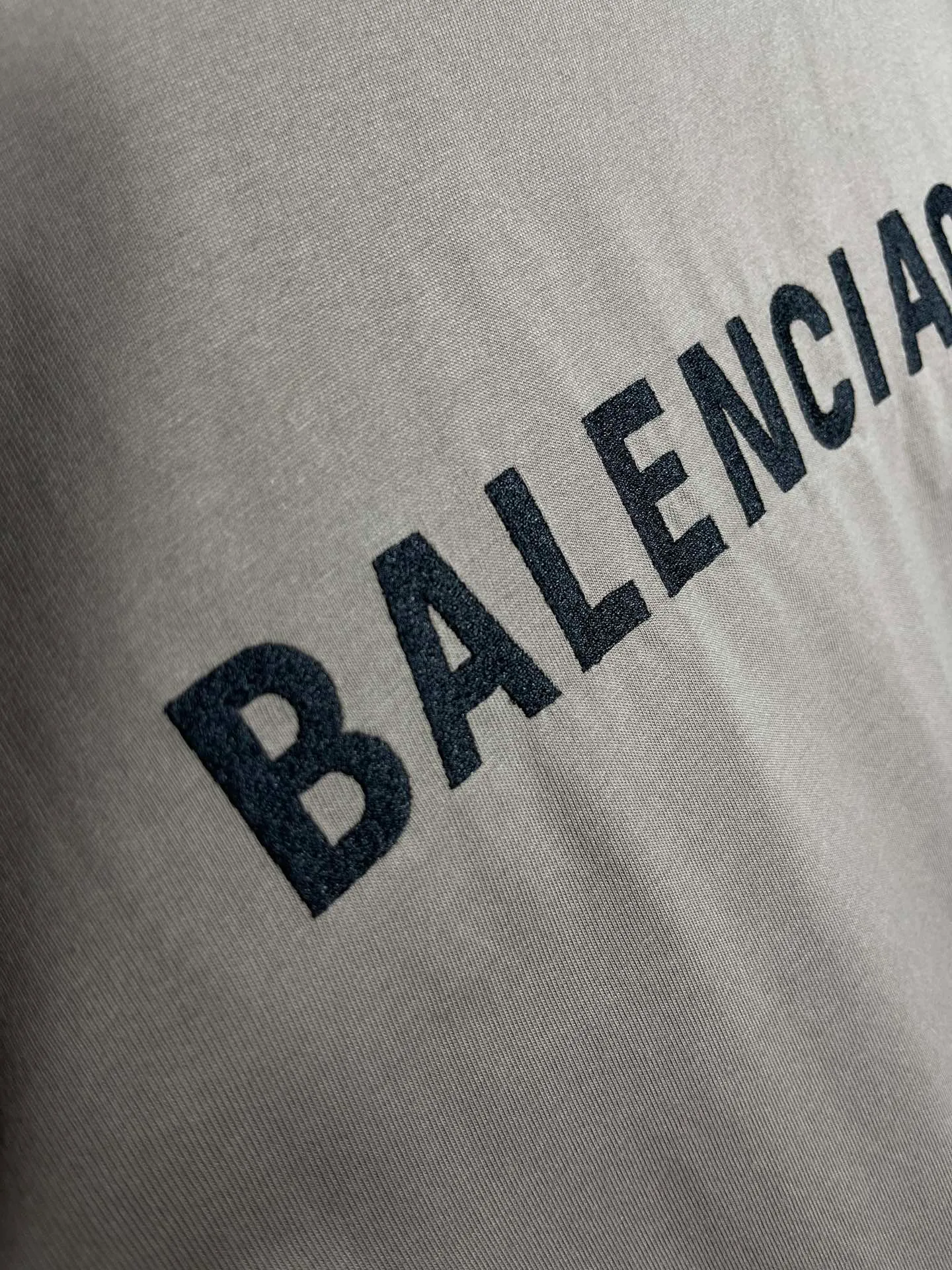 🅿️166 real shots [Top version. Official website quality] BALENCI*GA/Paris#Classic style. Classic letter embroidered short-sleeved T-shirt on the front and back #brick cabinet synchronization.                       The fabric is made of Paris ZP custom-woven and dyed cotton double yarn, weighing 260 grams. The cloth surface is clean. The cloth pattern is clear, soft and comfortable. The threads are dyed with no color difference. The classic letters are embroidered with an imported embroidery machine. The letters are clear and the effect is three-dimensional, restoring the brick cabinet. The version adopts the OS loose shoulder style. The same style for men and women. Coding: BL223023 Color: abrupt brown. Peacock blue. Light green Size: XS to L
