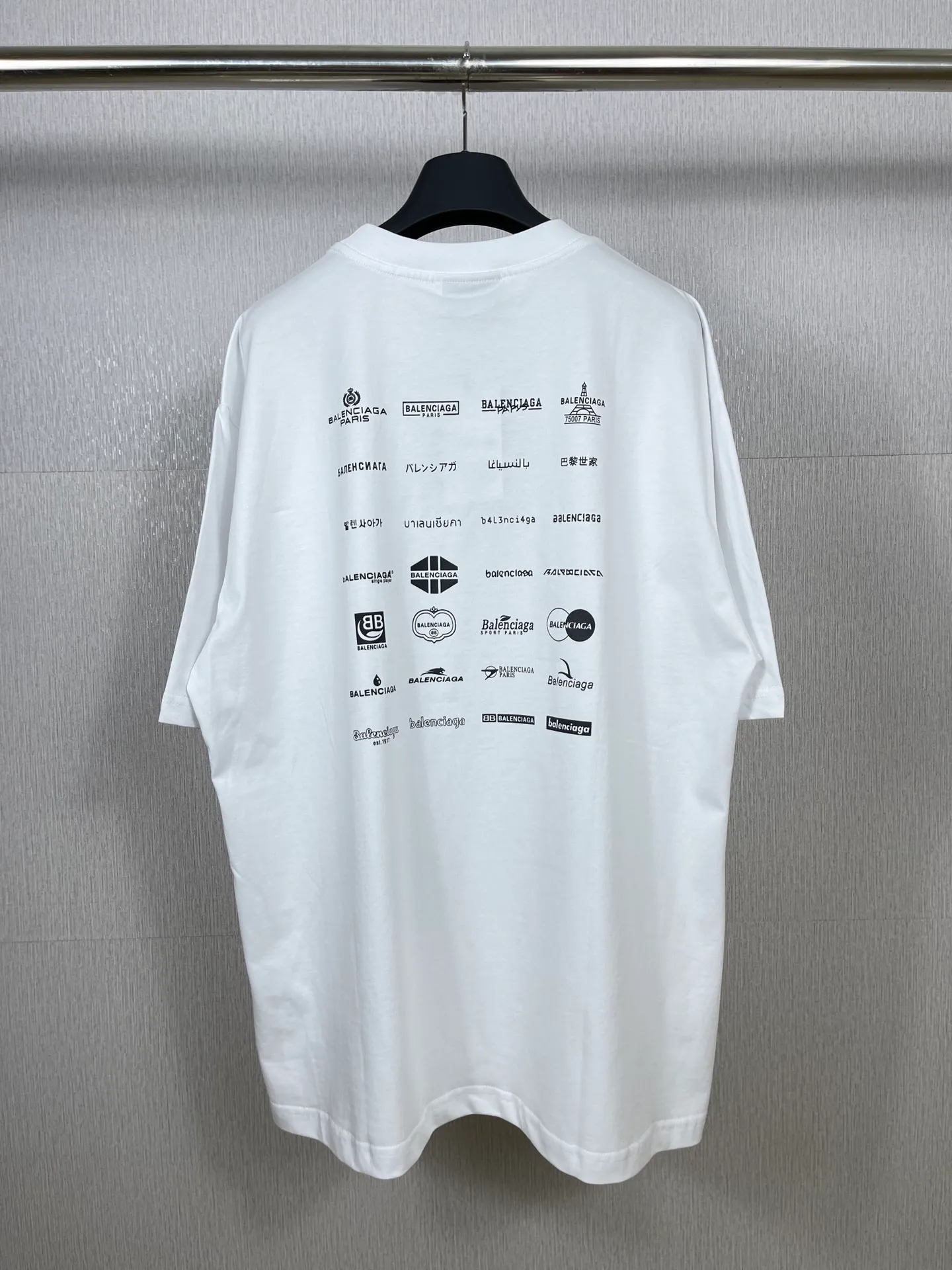 🅿️170 real photos [Top version. Official website quality] BALENCI*GA/Paris BALENCI*GA# 2023 spring and summer new style, printed with classic LOGO collection short-sleeved T-shirt. 2023 spring and summer new product. Brick cabinet synchronization. The fabric is made of Paris ZP custom-woven and dyed 100% cotton double yarn compact cotton. The weight is 260 grams, the cloth surface is clean. The cloth texture is clear. Soft and comfortable. Good color fastness. Not easy to change color. The threads are woven and dyed with no color difference. The printing uses imported environmentally friendly rubber paddles, precision stencils, fine LOGO letters, clear letters, no burrs, and a three-dimensional effect. Restore brick cabinet. The version adopts OS loose shoulder version. Same style for men and women. Code: BL223071 Color: black, beige, pink, smoky gray, white. Size: XS to L