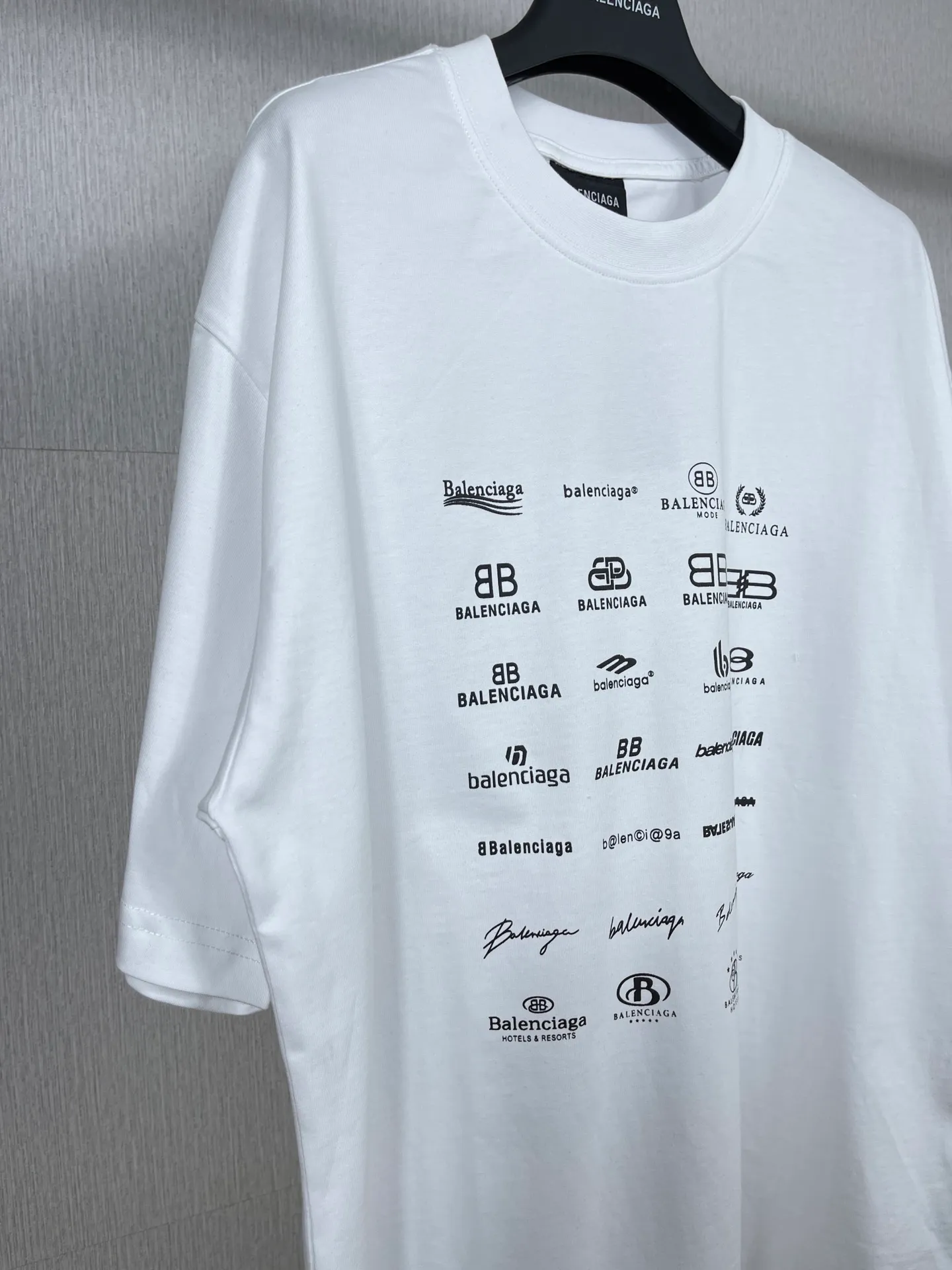 🅿️170 real photos [Top version. Official website quality] BALENCI*GA/Paris BALENCI*GA# 2023 spring and summer new style, printed with classic LOGO collection short-sleeved T-shirt. 2023 spring and summer new product. Brick cabinet synchronization. The fabric is made of Paris ZP custom-woven and dyed 100% cotton double yarn compact cotton. The weight is 260 grams, the cloth surface is clean. The cloth texture is clear. Soft and comfortable. Good color fastness. Not easy to change color. The threads are woven and dyed with no color difference. The printing uses imported environmentally friendly rubber paddles, precision stencils, fine LOGO letters, clear letters, no burrs, and a three-dimensional effect. Restore brick cabinet. The version adopts OS loose shoulder version. Same style for men and women. Code: BL223071 Color: black, beige, pink, smoky gray, white. Size: XS to L