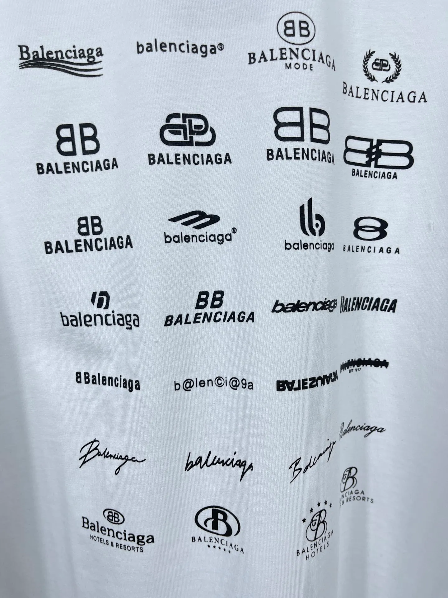 🅿️170 real photos [Top version. Official website quality] BALENCI*GA/Paris BALENCI*GA# 2023 spring and summer new style, printed with classic LOGO collection short-sleeved T-shirt. 2023 spring and summer new product. Brick cabinet synchronization. The fabric is made of Paris ZP custom-woven and dyed 100% cotton double yarn compact cotton. The weight is 260 grams, the cloth surface is clean. The cloth texture is clear. Soft and comfortable. Good color fastness. Not easy to change color. The threads are woven and dyed with no color difference. The printing uses imported environmentally friendly rubber paddles, precision stencils, fine LOGO letters, clear letters, no burrs, and a three-dimensional effect. Restore brick cabinet. The version adopts OS loose shoulder version. Same style for men and women. Code: BL223071 Color: black, beige, pink, smoky gray, white. Size: XS to L