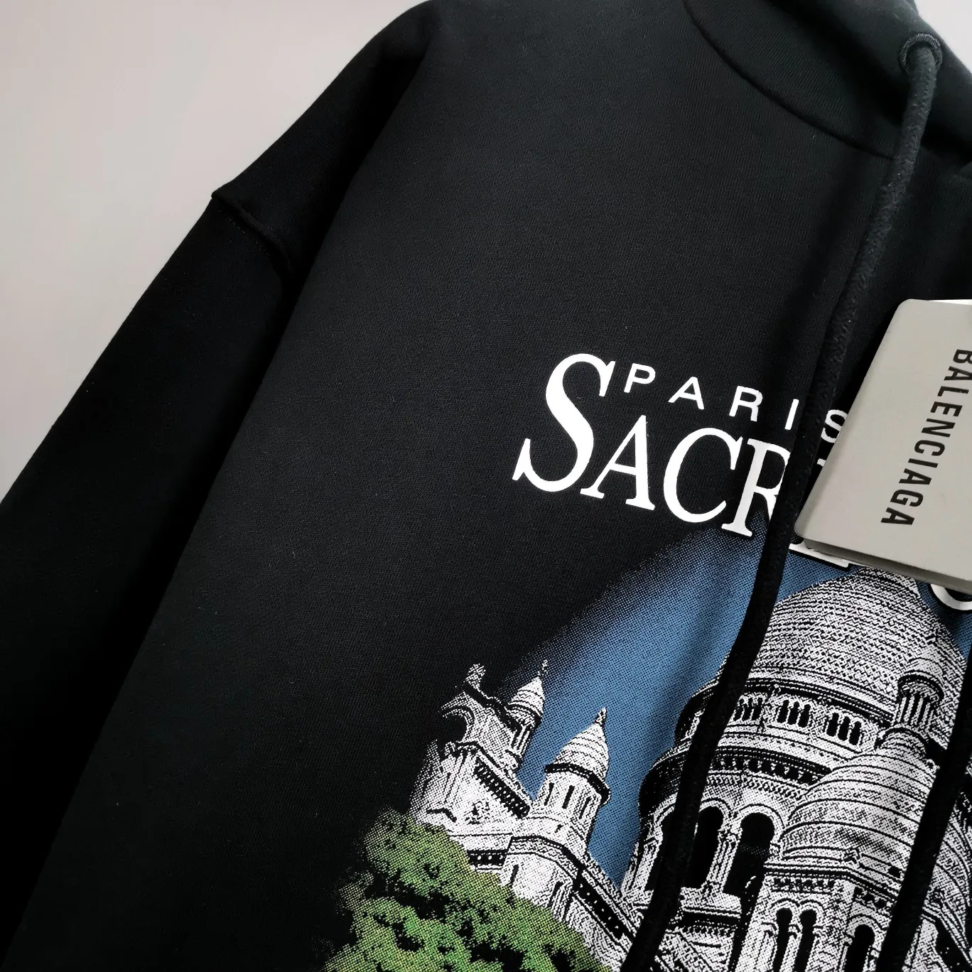 Supplementary details on the chest - the top tested version of BALENCIAGA Balenciaga Sacred Heart Cathedral Garden Notre Dame Castle loose cotton men and women couples the same autumn and winter pure cotton hoodie hooded sweatshirt top quality, each piece has been garment washed. The printing process adopts Kornit Digital 7-color direct printing, which restores the picture quality in high definition. People, trees and buildings are clearly visible and layered. Letter printing details are processed without tooth edges! The cost of front and back printing is enough to buy a box of good cigarettes. Details are as shown in the picture, all products are visually photographed without any modification! The fabric is made of 480g combed cotton terry fabric, which is heavy-weight and has a full drape. The most important thing is that while ensuring the weight, it can also effectively exert its breathable and breathable effect! Exclusive quality shipment Original fabric Self-adhesive coding Counter tag Size: XS-L Color: Black White P: 480