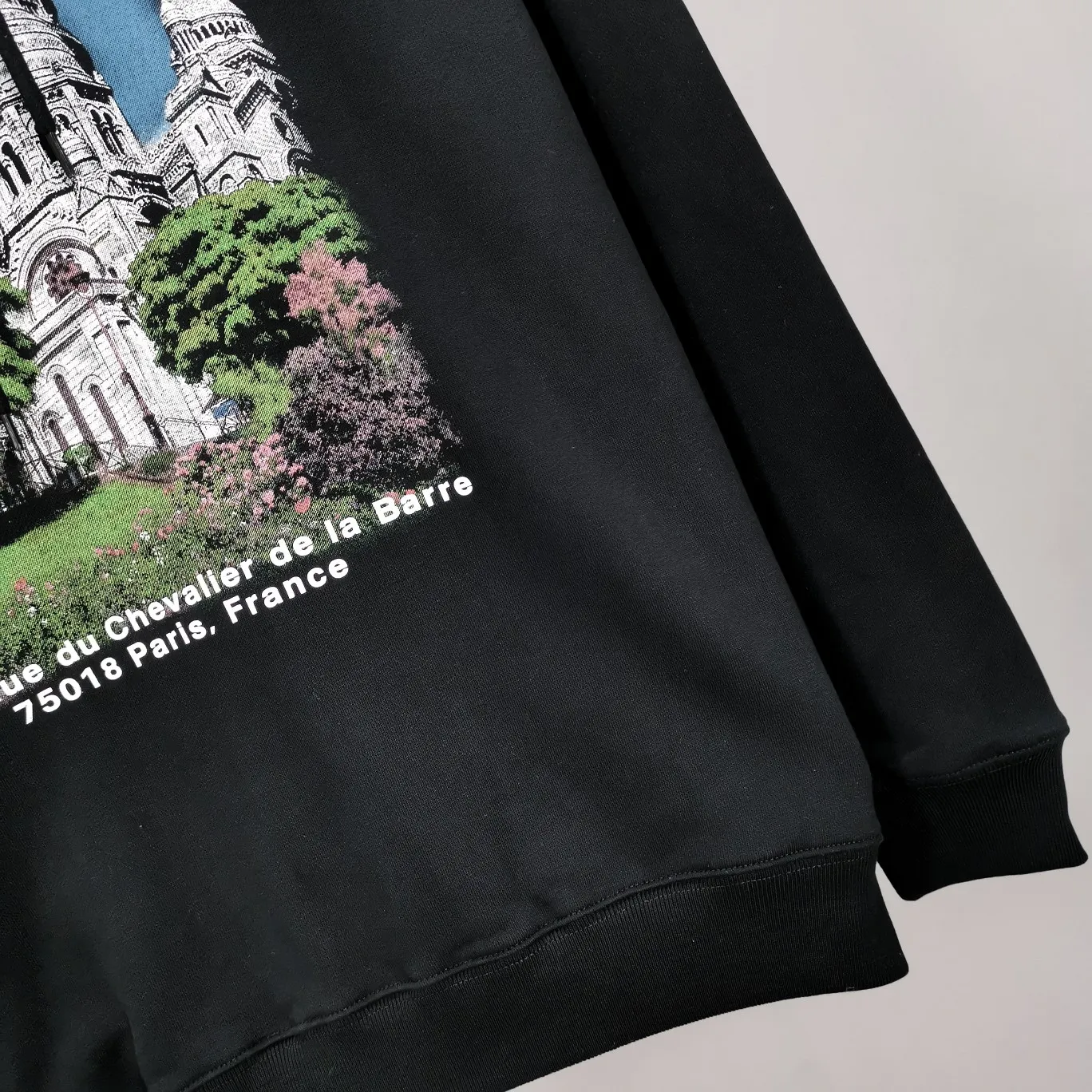 Supplementary details on the chest - the top tested version of BALENCIAGA Balenciaga Sacred Heart Cathedral Garden Notre Dame Castle loose cotton men and women couples the same autumn and winter pure cotton hoodie hooded sweatshirt top quality, each piece has been garment washed. The printing process adopts Kornit Digital 7-color direct printing, which restores the picture quality in high definition. People, trees and buildings are clearly visible and layered. Letter printing details are processed without tooth edges! The cost of front and back printing is enough to buy a box of good cigarettes. Details are as shown in the picture, all products are visually photographed without any modification! The fabric is made of 480g combed cotton terry fabric, which is heavy-weight and has a full drape. The most important thing is that while ensuring the weight, it can also effectively exert its breathable and breathable effect! Exclusive quality shipment Original fabric Self-adhesive coding Counter tag Size: XS-L Color: Black White P: 480