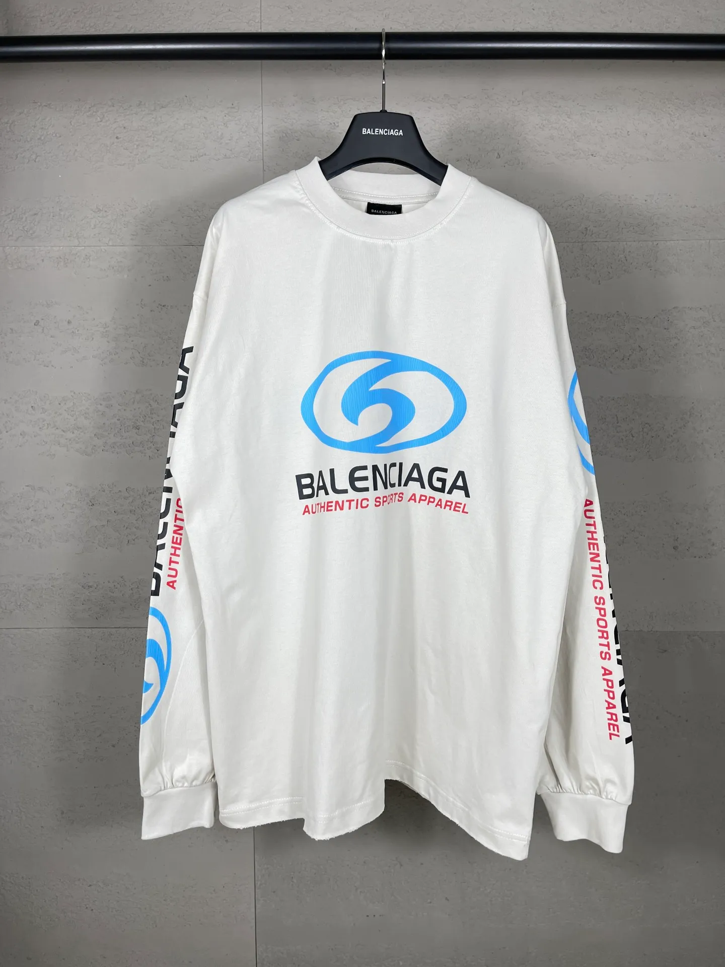 🅿️220 real photos [Top version. Official website quality] BALENCI*GA/Paris. 2024 new model. Paris surf pattern letter printing straight split long-sleeved T-shirt, brick cabinet synchronization. Genuine product developed at the first time, happy to print and compare! The fabric is made of Paris ZP custom-woven and dyed cotton double yarn. Weighing 260 grams, the cloth surface is clean. The cloth pattern is clear, soft and comfortable. The threads are dyed with no color difference. The classic LOGO is printed using environmentally friendly imported materials with clear pattern letters and a three-dimensional effect. Restored brick cabinet. Ready-made garments are washed, worn and distressed. Different market currency. Welcome to compare. The version adopts OS loose shoulder style. Same style for men and women. Code: BL225033 Color: gray blue, apricot, size: XS S M L