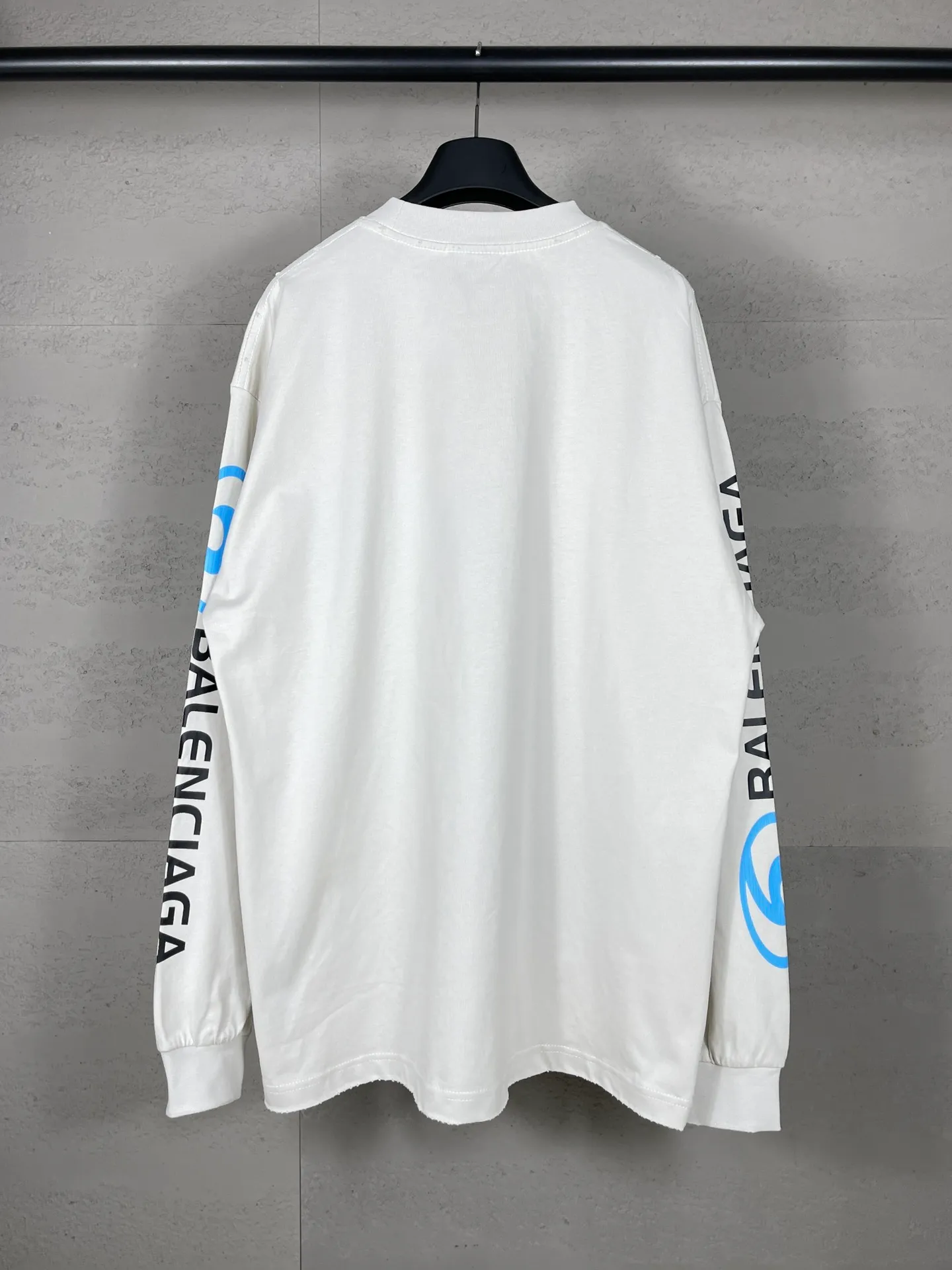 🅿️220 real photos [Top version. Official website quality] BALENCI*GA/Paris. 2024 new model. Paris surf pattern letter printing straight split long-sleeved T-shirt, brick cabinet synchronization. Genuine product developed at the first time, happy to print and compare! The fabric is made of Paris ZP custom-woven and dyed cotton double yarn. Weighing 260 grams, the cloth surface is clean. The cloth pattern is clear, soft and comfortable. The threads are dyed with no color difference. The classic LOGO is printed using environmentally friendly imported materials with clear pattern letters and a three-dimensional effect. Restored brick cabinet. Ready-made garments are washed, worn and distressed. Different market currency. Welcome to compare. The version adopts OS loose shoulder style. Same style for men and women. Code: BL225033 Color: gray blue, apricot, size: XS S M L