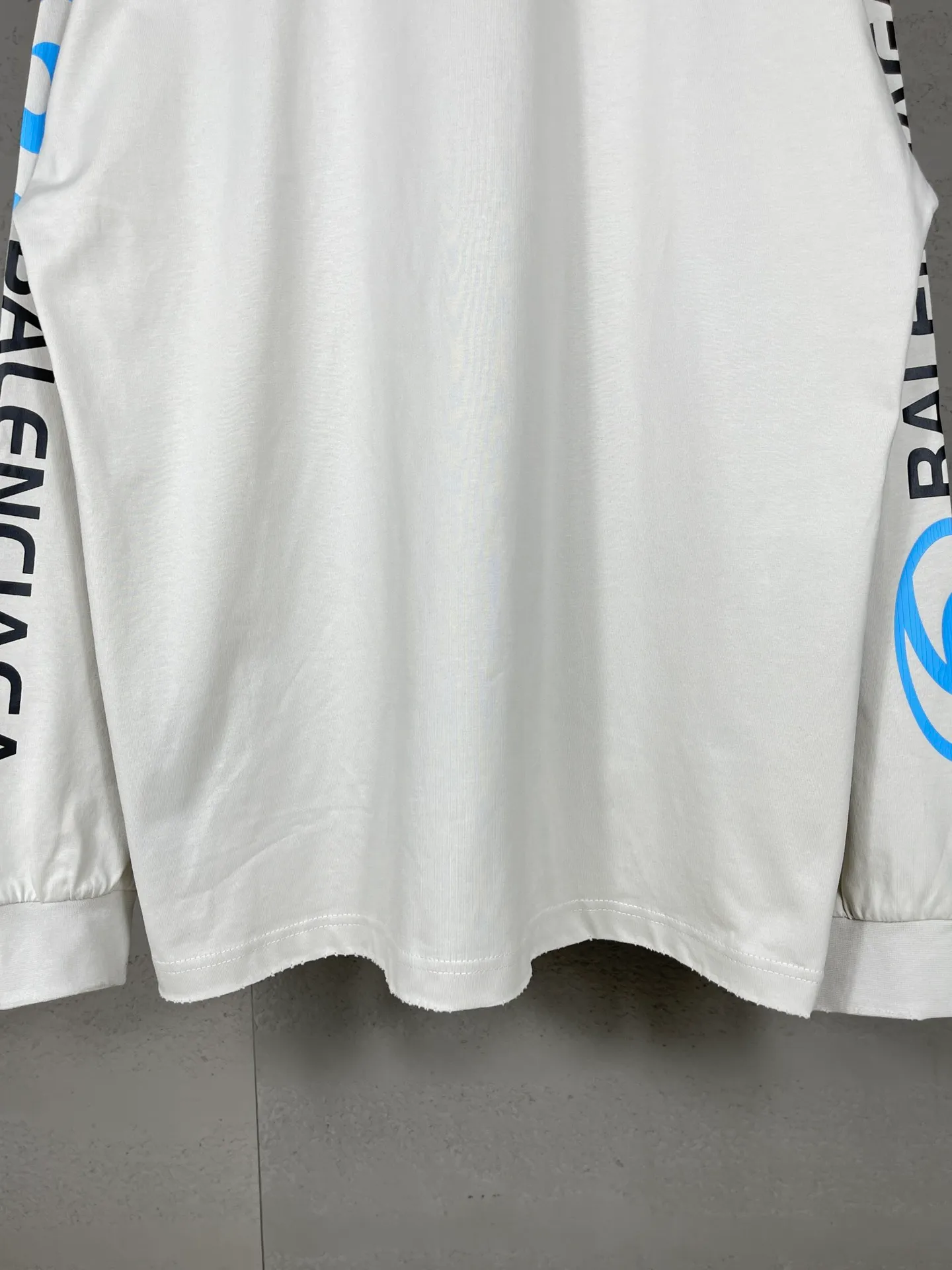 🅿️220 real photos [Top version. Official website quality] BALENCI*GA/Paris. 2024 new model. Paris surf pattern letter printing straight split long-sleeved T-shirt, brick cabinet synchronization. Genuine product developed at the first time, happy to print and compare! The fabric is made of Paris ZP custom-woven and dyed cotton double yarn. Weighing 260 grams, the cloth surface is clean. The cloth pattern is clear, soft and comfortable. The threads are dyed with no color difference. The classic LOGO is printed using environmentally friendly imported materials with clear pattern letters and a three-dimensional effect. Restored brick cabinet. Ready-made garments are washed, worn and distressed. Different market currency. Welcome to compare. The version adopts OS loose shoulder style. Same style for men and women. Code: BL225033 Color: gray blue, apricot, size: XS S M L
