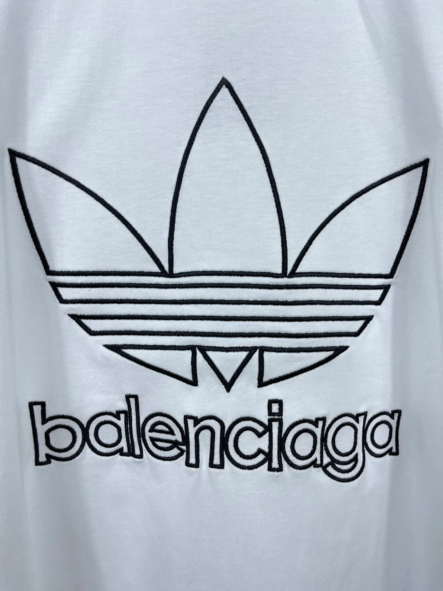 🅿️174 Real photos [Top version. Official website quality] BALENCI*GA/Paris joint Adidas front embroidered LOGO short-sleeved T-shirt# The fabric is made of Paris ZP custom-woven and dyed cotton double yarn. Weighing 260 grams, the cloth surface is clean. The cloth pattern is clear, soft and comfortable. The color fastness is good. It is not easy to change color. The threads are dyed with no color difference. The LOGO pattern letters are embroidered using imported embroidery machines, and the letters are three-dimensional and full. It is produced in Jubie market based on pictures, and comparisons are welcome. Restored brick cabinets. The version adopts OS loose shoulder version. Same style for men and women. Code: BL223059 Color: dark green, black, white Size: XS to L