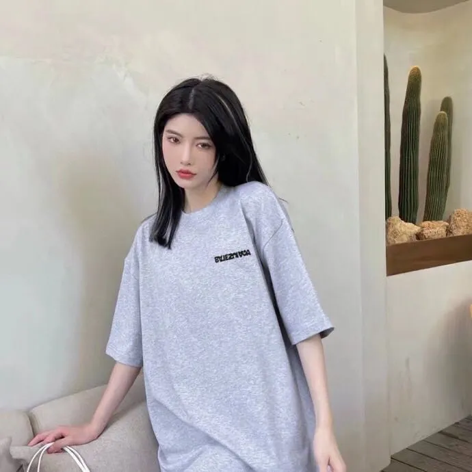 ♻️💯Reference model picture for the upper body❤️The top tested version of Balenciaga/Balenciaga inverted letter embroidery for men and women couple stars the same style pure cotton short-sleeved T-shirt. Original development, custom-woven fabrics, craft washing treatment, full of thickness, texture different from market products, highly restored to the original version, imported Tajima machine embroidery, perfectly close to the original product, very simple logo to indicate identity letter spacing, the size is the same as the original version, 22ss version to create a highly restored version of the same style for men and women The hem has a high-low bifurcated design, with a clear sense of layering and BF design style! Butt-covering artifact! Girls can have their lower body disappear in an instant! Size: XS-L Color: Heather Gray P:260