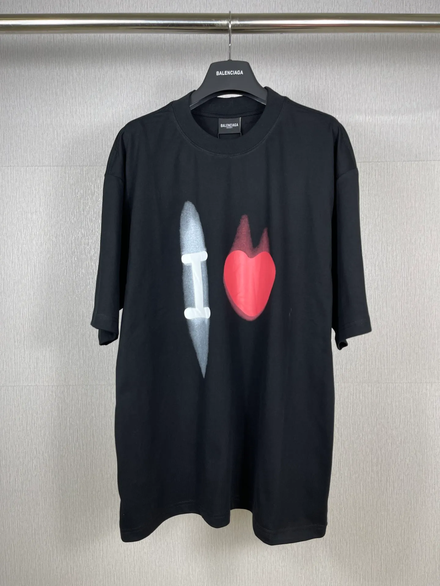 🅿️180 real photos [Top version. Official website quality] BALENCI*GA/Paris BALENCI*GA#520. Limited to the latest model, 520 love. Short-sleeved T-shirt with embroidered LOGO on the neck. Brick cabinet synchronization. The fabric is made of Paris ZP custom-woven and dyed 100% cotton double yarn compact cotton. The weight is 260 grams. The cloth surface is clean. The cloth pattern is clear. Soft and comfortable. Good color fastness. Not easy to change color. The threads are woven and dyed with no color difference. The printing uses computer direct printing, and the rib embroidery on the back collar has a three-dimensional effect. The version adopts the OS loose shoulder style. Same style for men and women. Code: BL223105 Color: black, off-white, pink Size: XS to L