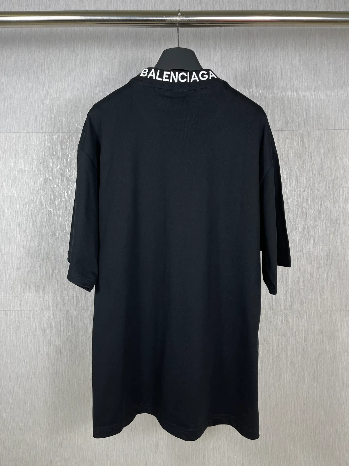 🅿️180 real photos [Top version. Official website quality] BALENCI*GA/Paris BALENCI*GA#520. Limited to the latest model, 520 love. Short-sleeved T-shirt with embroidered LOGO on the neck. Brick cabinet synchronization. The fabric is made of Paris ZP custom-woven and dyed 100% cotton double yarn compact cotton. The weight is 260 grams. The cloth surface is clean. The cloth pattern is clear. Soft and comfortable. Good color fastness. Not easy to change color. The threads are woven and dyed with no color difference. The printing uses computer direct printing, and the rib embroidery on the back collar has a three-dimensional effect. The version adopts the OS loose shoulder style. Same style for men and women. Code: BL223105 Color: black, off-white, pink Size: XS to L