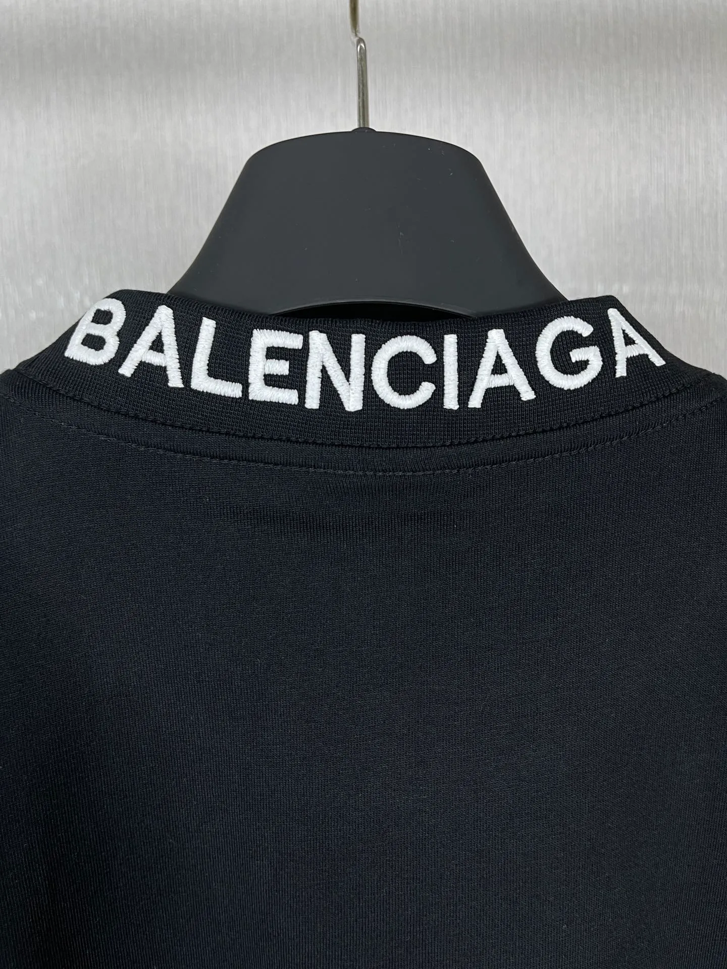 🅿️180 real photos [Top version. Official website quality] BALENCI*GA/Paris BALENCI*GA#520. Limited to the latest model, 520 love. Short-sleeved T-shirt with embroidered LOGO on the neck. Brick cabinet synchronization. The fabric is made of Paris ZP custom-woven and dyed 100% cotton double yarn compact cotton. The weight is 260 grams. The cloth surface is clean. The cloth pattern is clear. Soft and comfortable. Good color fastness. Not easy to change color. The threads are woven and dyed with no color difference. The printing uses computer direct printing, and the rib embroidery on the back collar has a three-dimensional effect. The version adopts the OS loose shoulder style. Same style for men and women. Code: BL223105 Color: black, off-white, pink Size: XS to L