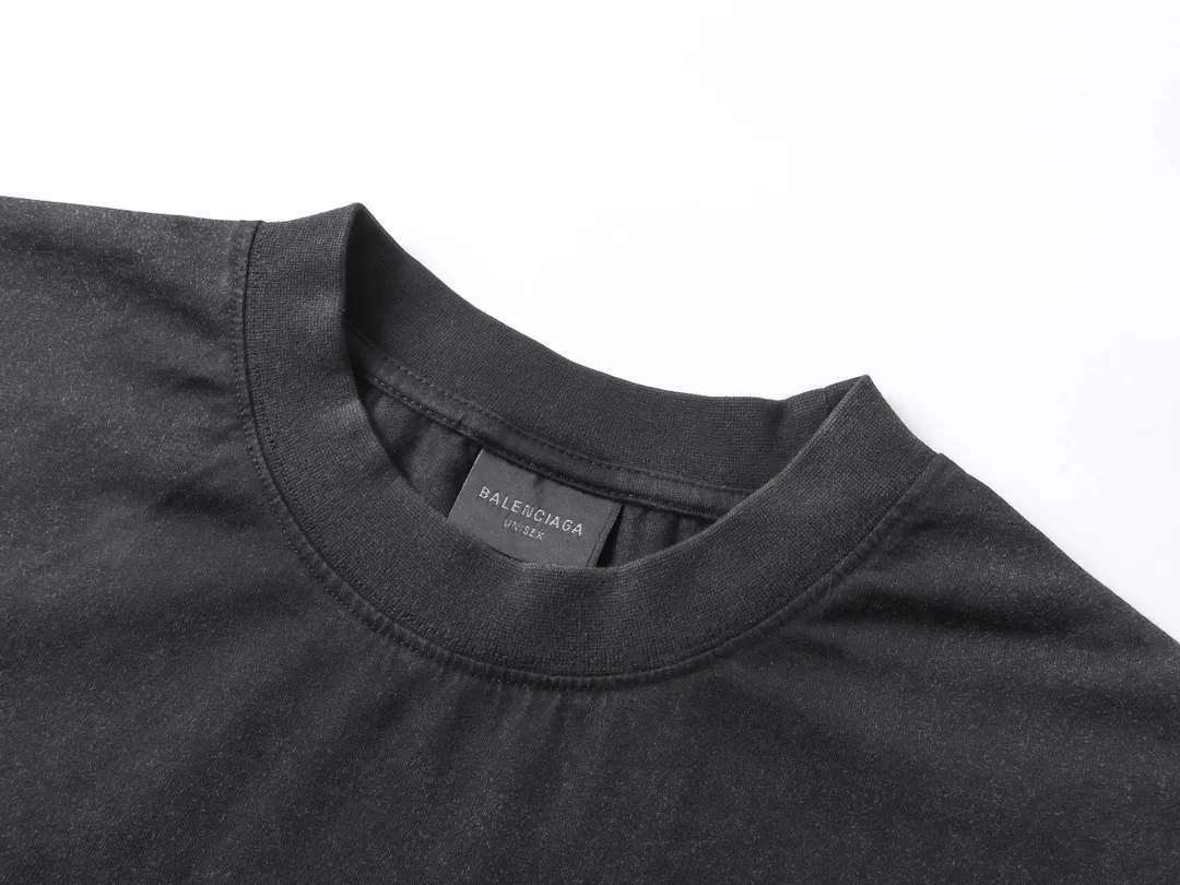 🅿️194 Actual pictures [Top version. Official website quality] BALENCI*GA/Paris.SS25 latest model Georgian Tbilisi white ink direct-jet printing washed and worn short-sleeved T-shirt. Ready-made clothes washed and worn. Brick cabinets are synchronized. Genuine products are developed at the first time. The fabric is made of Paris ZP custom-woven and dyed cotton double yarn. Weighing 260 grams, the cloth surface is clean. The cloth pattern is clear, soft and comfortable. The threads are dyed with no color difference. The printing adopts computer direct printing, and the effect is three-dimensional. The version adopts OS loose shoulder design. Same style for men and women. Code: BL223618 Color: washed black Size: XS S M L
