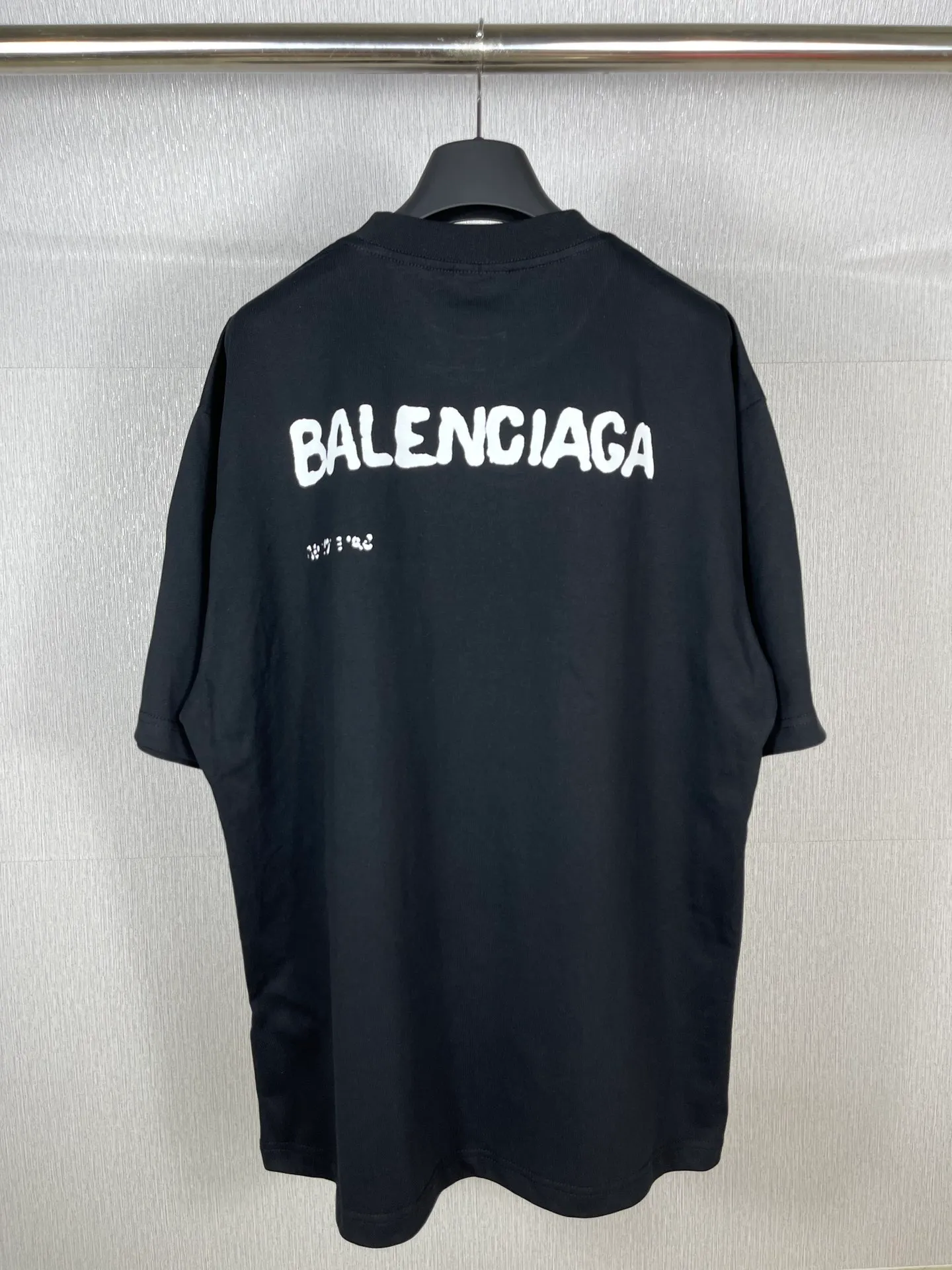 🅿️166 real photos [Top version. Official website quality] BALENCI*GA/Paris BALENCI*GA#2023 spring and summer new style, blurred letter shadow printed short-sleeved T-shirt. Brick cabinet synchronization. The fabric is made of Paris ZP custom-woven and dyed 100% cotton double yarn compact cotton. The weight is 260 grams, the cloth surface is clean. The cloth pattern is clear. Soft and comfortable. Good color fastness. Not easy to change color. The threads are woven and dyed with no color difference. The printing uses imported environmentally friendly rubber paddles, cutting piece positioning, precision stencils, fine LOGO letters, clear letters, no burrs. The effect is three-dimensional, which is different from ordinary printing in the market. Restore brick cabinets. The version adopts OS loose shoulder design. Same style for men and women. Code: BL223201 Color: black, pink, white. Size: XS to L