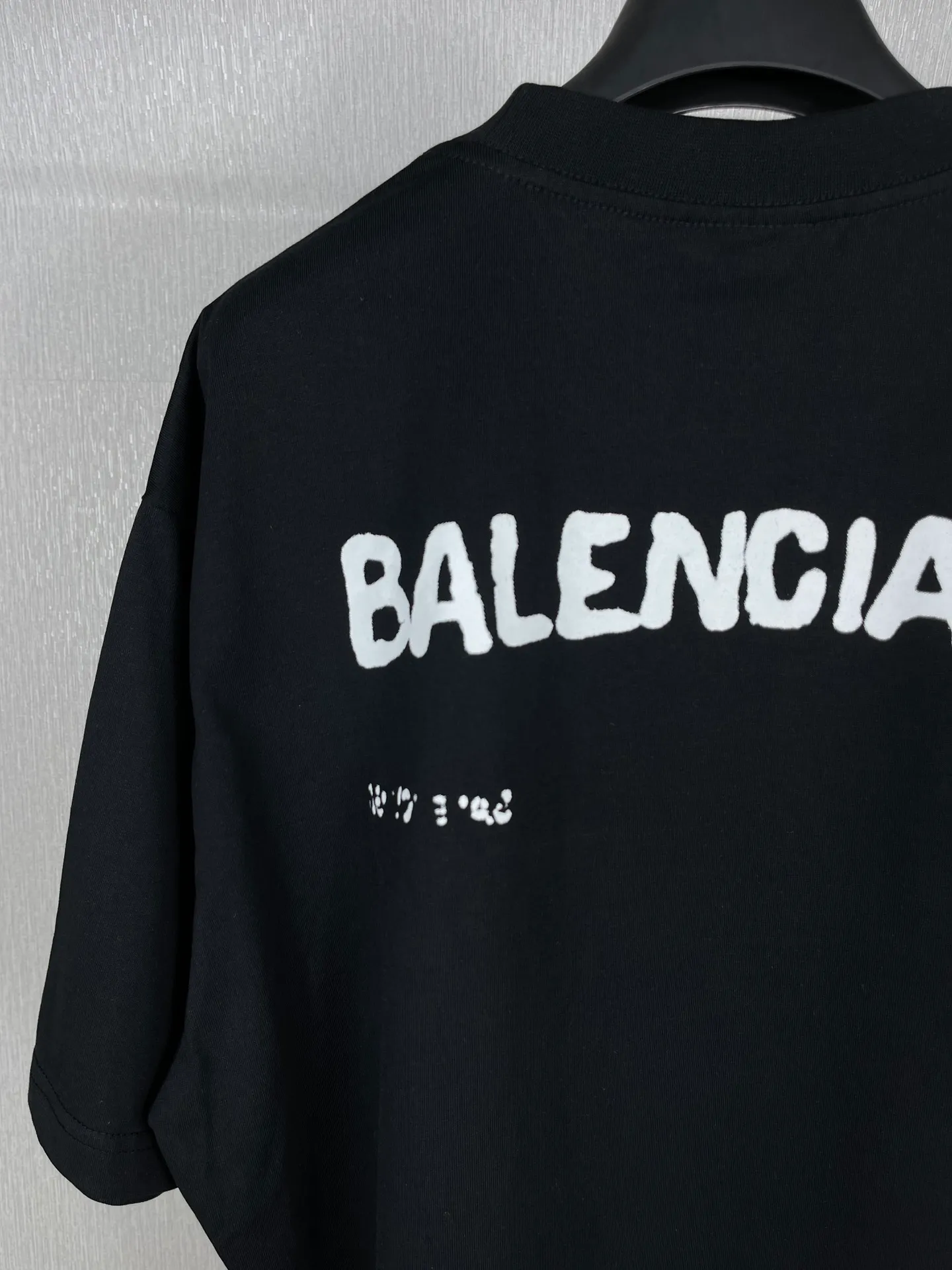 🅿️166 real photos [Top version. Official website quality] BALENCI*GA/Paris BALENCI*GA#2023 spring and summer new style, blurred letter shadow printed short-sleeved T-shirt. Brick cabinet synchronization. The fabric is made of Paris ZP custom-woven and dyed 100% cotton double yarn compact cotton. The weight is 260 grams, the cloth surface is clean. The cloth pattern is clear. Soft and comfortable. Good color fastness. Not easy to change color. The threads are woven and dyed with no color difference. The printing uses imported environmentally friendly rubber paddles, cutting piece positioning, precision stencils, fine LOGO letters, clear letters, no burrs. The effect is three-dimensional, which is different from ordinary printing in the market. Restore brick cabinets. The version adopts OS loose shoulder design. Same style for men and women. Code: BL223201 Color: black, pink, white. Size: XS to L