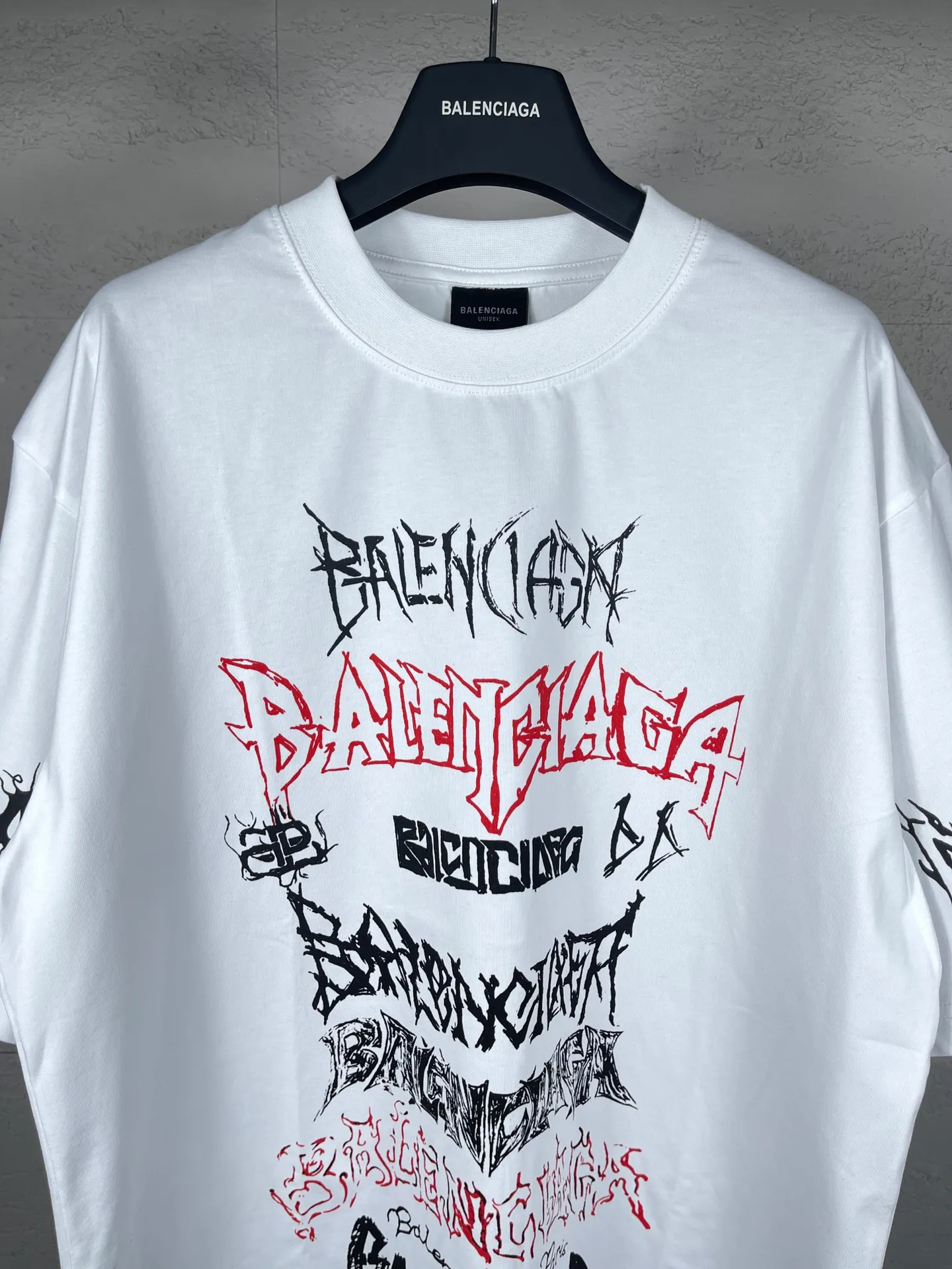 🅿️186 real photos [Top version. Official website quality] BALENCI*GA/Paris. 2024 new style. Year of the Dragon limited print short-sleeved T-shirt, brick cabinet synchronization. Genuine product developed at the first time, happy to print and compare! The fabric is made of Paris ZP custom-woven and dyed cotton double yarn. Weighing 260 grams, the cloth surface is clean. The cloth pattern is clear, soft and comfortable. The threads are dyed with no color difference. The classic LOGO is made of environmentally friendly imported materials, drawn silk flowers, with clear letters and three-dimensional effect. Restore the brick cabinet. Welcome to compare, the version adopts the OS loose shoulder version. Same style for men and women Coding: BL223322 Color: black, white, red, pink Size: XS to L