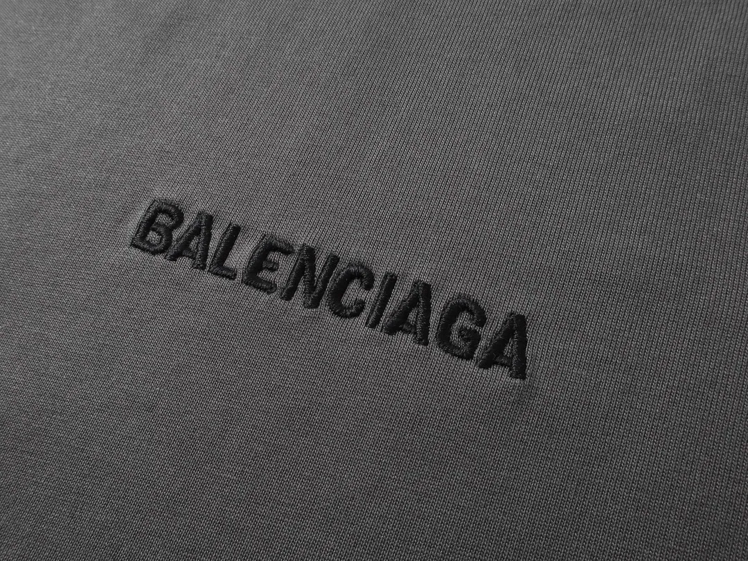 🅿️210 Real photos [Top version. Official website quality] BALENCI*GA/Paris #Classic style. Classic letter embroidered long-sleeved T-shirt on the front and back #2024 spring and autumn brick cabinet synchronization.                       The fabric is made of Paris ZP custom-woven and dyed cotton double yarn, weighing 260 grams. The cloth surface is clean. The cloth pattern is clear, soft and comfortable. The threads are dyed with no color difference. The classic letters are embroidered with an imported embroidery machine. The letters are clear and the effect is three-dimensional, restoring the brick cabinet. The version adopts the OS loose shoulder style. The same style for men and women. Coding: BL235067 Color: black, white, smoke gray Size: XS S M L