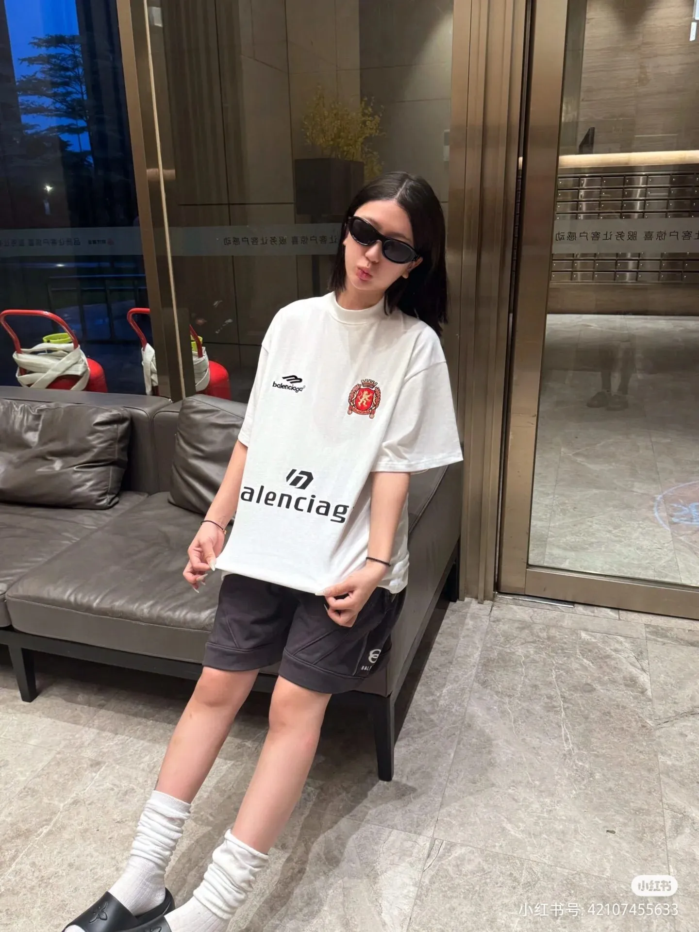 ♻️💯Upper body reference model picture❤️Top version BALENCIAGA Paris ##24ss Paris Manchester United joint football No. 10 embroidered printed short sleeves# , official original, customized 32-count double yarn pure cotton fabric, weighing 280g, soft and delicate to the touch and solider than ordinary cotton fabrics, comfortable, breathable and not easily deformed. The front and rear panels use imported glue screen printing technology + the front panel imported Tajima embroidery machine matte light heavy industry embroidery process to distinguish the market currency, the original accessories are complete with three standards, no pressure when entering and exiting the counter Code number: XS - L Color: black white P:300