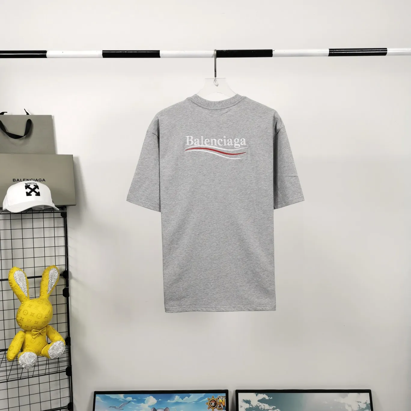 [New arrival] The top tested version of Balenciaga BALENCIAGA Cola Malone embroidery printed male and female couple star same style short-sleeved T-shirt in three colors, guaranteed to be the same as the original fabric, no color difference! Customized dyeing in a package! INS, Xiaohongshu’s popular style, classics that never fade away! The king of orders in Spain, the fried chicken is highly recommended! 32S 280g pure cotton double yarn fabric, comfortable and wide! Full of drape! The printing uses Tajima embroidery machine imported from Japan, which is known as the fighter among embroidery machines. The embroidery is meticulous, with no threads or skipped threads, the printing and embroidery are full and fine, and the letter spacing is consistent with ZP! Wearing it gives you full confidence and peace of mind! The labels and washes are all correct! On behalf of G at the same level! Consistent packaging at the counter!  Size: XS-L Color: Beige, taro purple, active gray, light hemp gray P:260