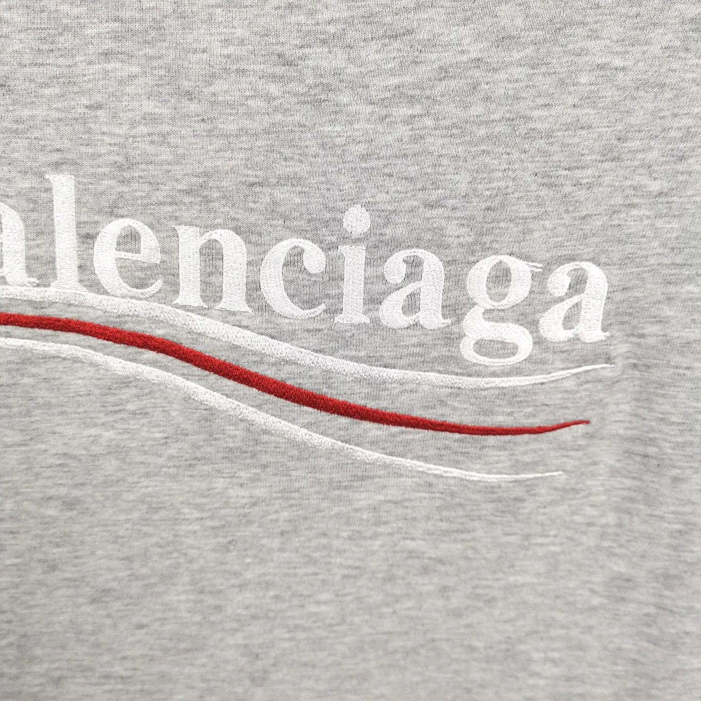 [New arrival] The top tested version of Balenciaga BALENCIAGA Cola Malone embroidery printed male and female couple star same style short-sleeved T-shirt in three colors, guaranteed to be the same as the original fabric, no color difference! Customized dyeing in a package! INS, Xiaohongshu’s popular style, classics that never fade away! The king of orders in Spain, the fried chicken is highly recommended! 32S 280g pure cotton double yarn fabric, comfortable and wide! Full of drape! The printing uses Tajima embroidery machine imported from Japan, which is known as the fighter among embroidery machines. The embroidery is meticulous, with no threads or skipped threads, the printing and embroidery are full and fine, and the letter spacing is consistent with ZP! Wearing it gives you full confidence and peace of mind! The labels and washes are all correct! On behalf of G at the same level! Consistent packaging at the counter!  Size: XS-L Color: Beige, taro purple, active gray, light hemp gray P:260