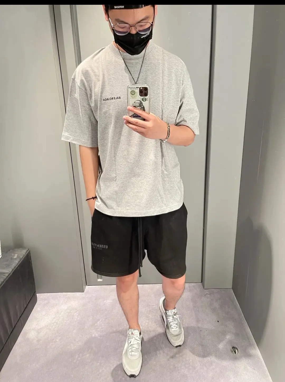 ♻️💯Upper body reference model picture❤️The top-notch proven version of BALENCIAGA with large LOGO on the back and basic letters, pure cotton loose, same style for male and female couples, trendy brand high-end short-sleeved T-shirt, the god of simplicity in Paris, a volume sought after by many stars. Lisa’s favorite basic short-sleeved Paris style, which has a very high appearance rate. Wear alone, paired with jeans, shorts, and sweatpants, it's a versatile style. Xiaohongshu, a hot item on INS, a must-have for Paris fans.  The printing uses white glue as a base, coupled with Kornit direct injection, which ensures the anchorage of the printing and machine washing without any pressure. However, everyone should pay attention to something. The printing of this model is not thick glue, and the printing surface is not shiny. Please pay attention to the importance of version. Don't make a pattern based on the pictures. If you don't have the original version, you won't be able to make it look one to one like the original version. At most, you can just make a look. It's just a piece of clothing without a soul. The fabric is made of 24S 260g double yarn pure cotton fabric. The threads and fabric are custom woven and dyed in the same style, without color difference.  A complete set of customized tags, collar tags, washed, plastic bags, and most importantly, a complete set of bags, tag codes, and codes are all authentic.  Color: White, Black, Royal Blue, Apricot, Floral Gray, Pink Size: XS-L P:240