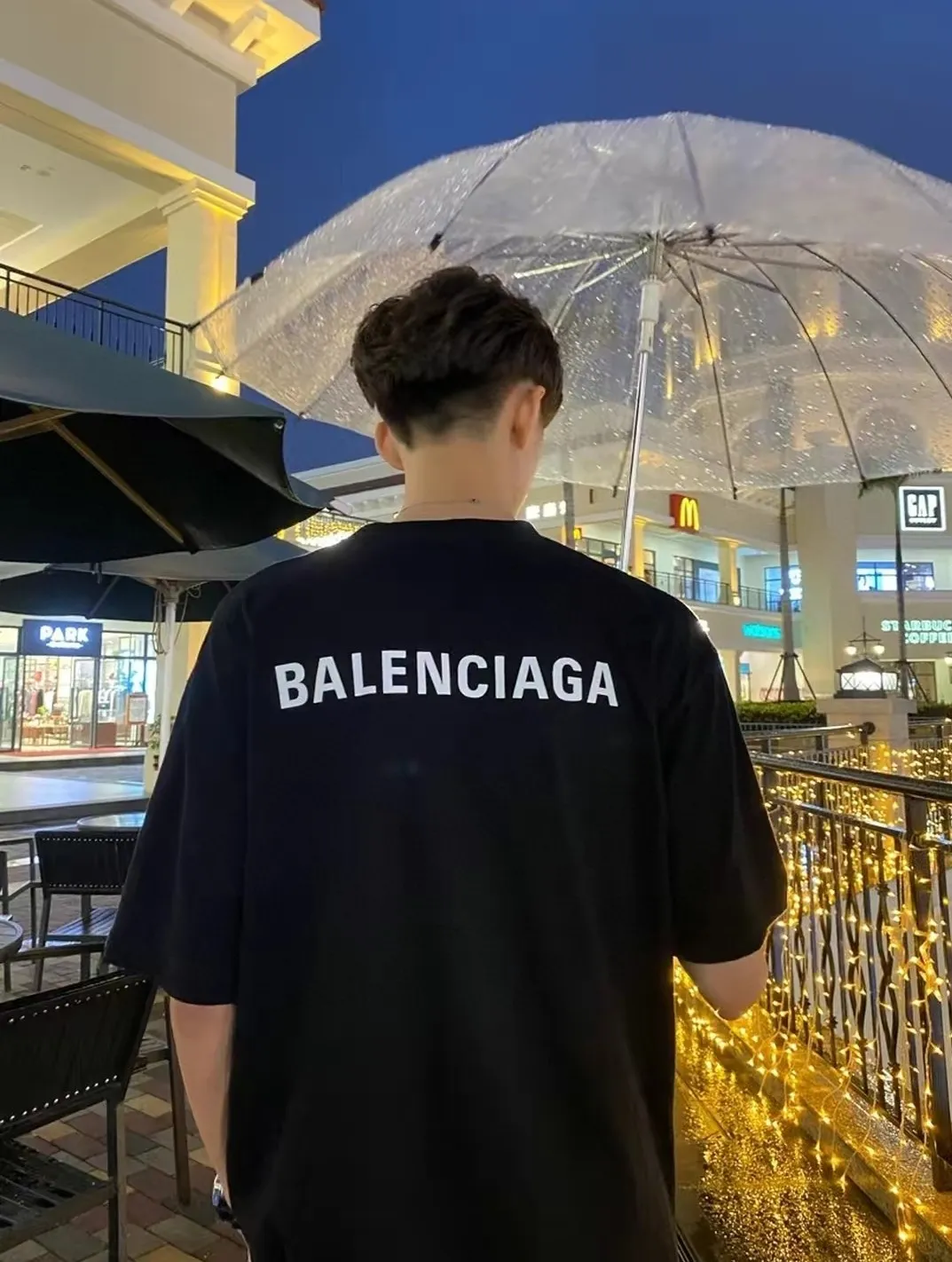 ♻️💯Upper body reference model picture❤️The top-notch proven version of BALENCIAGA with large LOGO on the back and basic letters, pure cotton loose, same style for male and female couples, trendy brand high-end short-sleeved T-shirt, the god of simplicity in Paris, a volume sought after by many stars. Lisa’s favorite basic short-sleeved Paris style, which has a very high appearance rate. Wear alone, paired with jeans, shorts, and sweatpants, it's a versatile style. Xiaohongshu, a hot item on INS, a must-have for Paris fans.  The printing uses white glue as a base, coupled with Kornit direct injection, which ensures the anchorage of the printing and machine washing without any pressure. However, everyone should pay attention to something. The printing of this model is not thick glue, and the printing surface is not shiny. Please pay attention to the importance of version. Don't make a pattern based on the pictures. If you don't have the original version, you won't be able to make it look one to one like the original version. At most, you can just make a look. It's just a piece of clothing without a soul. The fabric is made of 24S 260g double yarn pure cotton fabric. The threads and fabric are custom woven and dyed in the same style, without color difference.  A complete set of customized tags, collar tags, washed, plastic bags, and most importantly, a complete set of bags, tag codes, and codes are all authentic.  Color: White, Black, Royal Blue, Apricot, Floral Gray, Pink Size: XS-L P:240