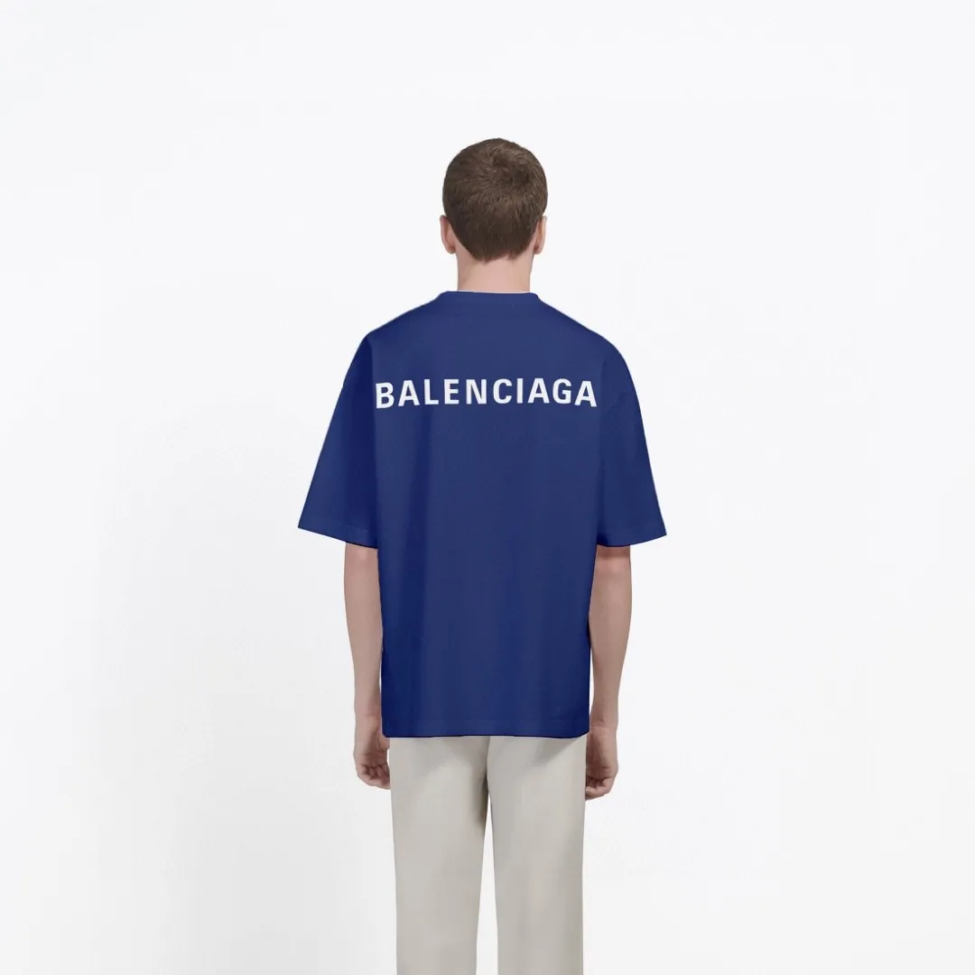 ♻️💯Upper body reference model picture❤️The top-notch proven version of BALENCIAGA with large LOGO on the back and basic letters, pure cotton loose, same style for male and female couples, trendy brand high-end short-sleeved T-shirt, the god of simplicity in Paris, a volume sought after by many stars. Lisa’s favorite basic short-sleeved Paris style, which has a very high appearance rate. Wear alone, paired with jeans, shorts, and sweatpants, it's a versatile style. Xiaohongshu, a hot item on INS, a must-have for Paris fans.  The printing uses white glue as a base, coupled with Kornit direct injection, which ensures the anchorage of the printing and machine washing without any pressure. However, everyone should pay attention to something. The printing of this model is not thick glue, and the printing surface is not shiny. Please pay attention to the importance of version. Don't make a pattern based on the pictures. If you don't have the original version, you won't be able to make it look one to one like the original version. At most, you can just make a look. It's just a piece of clothing without a soul. The fabric is made of 24S 260g double yarn pure cotton fabric. The threads and fabric are custom woven and dyed in the same style, without color difference.  A complete set of customized tags, collar tags, washed, plastic bags, and most importantly, a complete set of bags, tag codes, and codes are all authentic.  Color: White, Black, Royal Blue, Apricot, Floral Gray, Pink Size: XS-L P:240