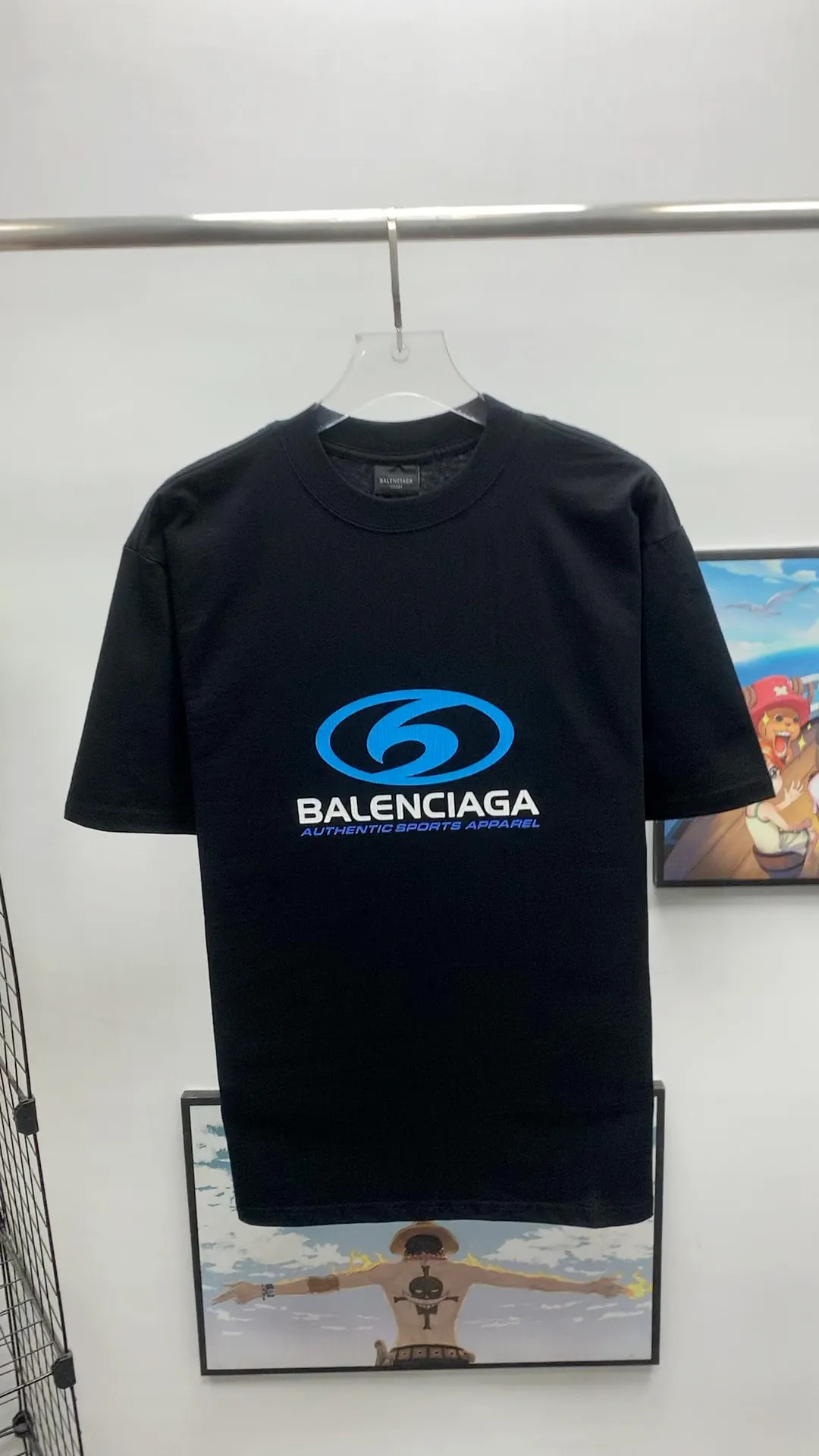 Frontal real shot video————Top tested version 𝐁A𝐋EN𝐂IA𝐆A/Balenciaga Wave T-shirt Fabric: Double yarn 32 counts 240g - Counter synchronization #The highest version on the market The original development of custom-woven fabrics is washed and treated with full thickness The texture is different from market products Highly restored #Original mold opening Use imported elliptical crack machine printing Each print is neatly aligned with no burrs Hand-printed front and rear platens Precision mesh production stencil Imported environmentally friendly slurry scraping The letters are clearly restored The letter spacing The size is consistent with the original version Highly restored 24ss The best-selling model on the market Same style for men and women Size: xs s m l Color: black white P: 290