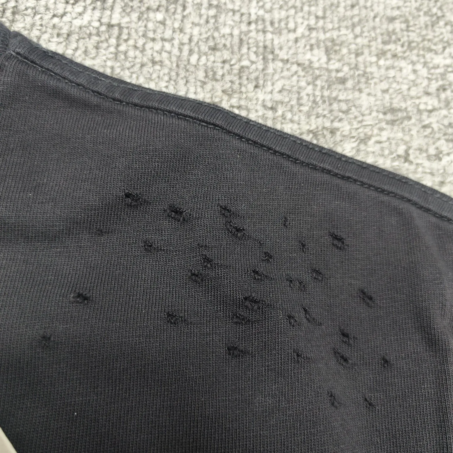 The top tested version of BALENCIAGA Spring Summer 2024SS Sanskrit font hole short-sleeved T-shirt. The entire fabric is washed before being cut. The front and rear panels are printed using the imported Kornit machine direct-injection printing process. After the garment is washed twice, in order to get closer to the original effect, the master craftsman manually positions it, flattens it, applies ink and spray paint. The garment effect is more accurate and time-consuming. The details are perfectly restored zp. Exclusive custom-made woven and dyed 300g fabric. The threads are dyed in the same cylinder with zero color difference. Different from the market currency, comparison is welcome. Fabric: Custom-imported high-weight tight double-yarn fabric 300g 100% cotton. Accessories: A full set of customized accessories, packaging bags, tags, brand LOGO Sydney paper. Color: Black Size: XS--L P:260