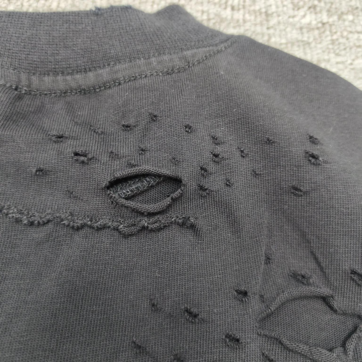 The top tested version of BALENCIAGA Spring Summer 2024SS Sanskrit font hole short-sleeved T-shirt. The entire fabric is washed before being cut. The front and rear panels are printed using the imported Kornit machine direct-injection printing process. After the garment is washed twice, in order to get closer to the original effect, the master craftsman manually positions it, flattens it, applies ink and spray paint. The garment effect is more accurate and time-consuming. The details are perfectly restored zp. Exclusive custom-made woven and dyed 300g fabric. The threads are dyed in the same cylinder with zero color difference. Different from the market currency, comparison is welcome. Fabric: Custom-imported high-weight tight double-yarn fabric 300g 100% cotton. Accessories: A full set of customized accessories, packaging bags, tags, brand LOGO Sydney paper. Color: Black Size: XS--L P:260