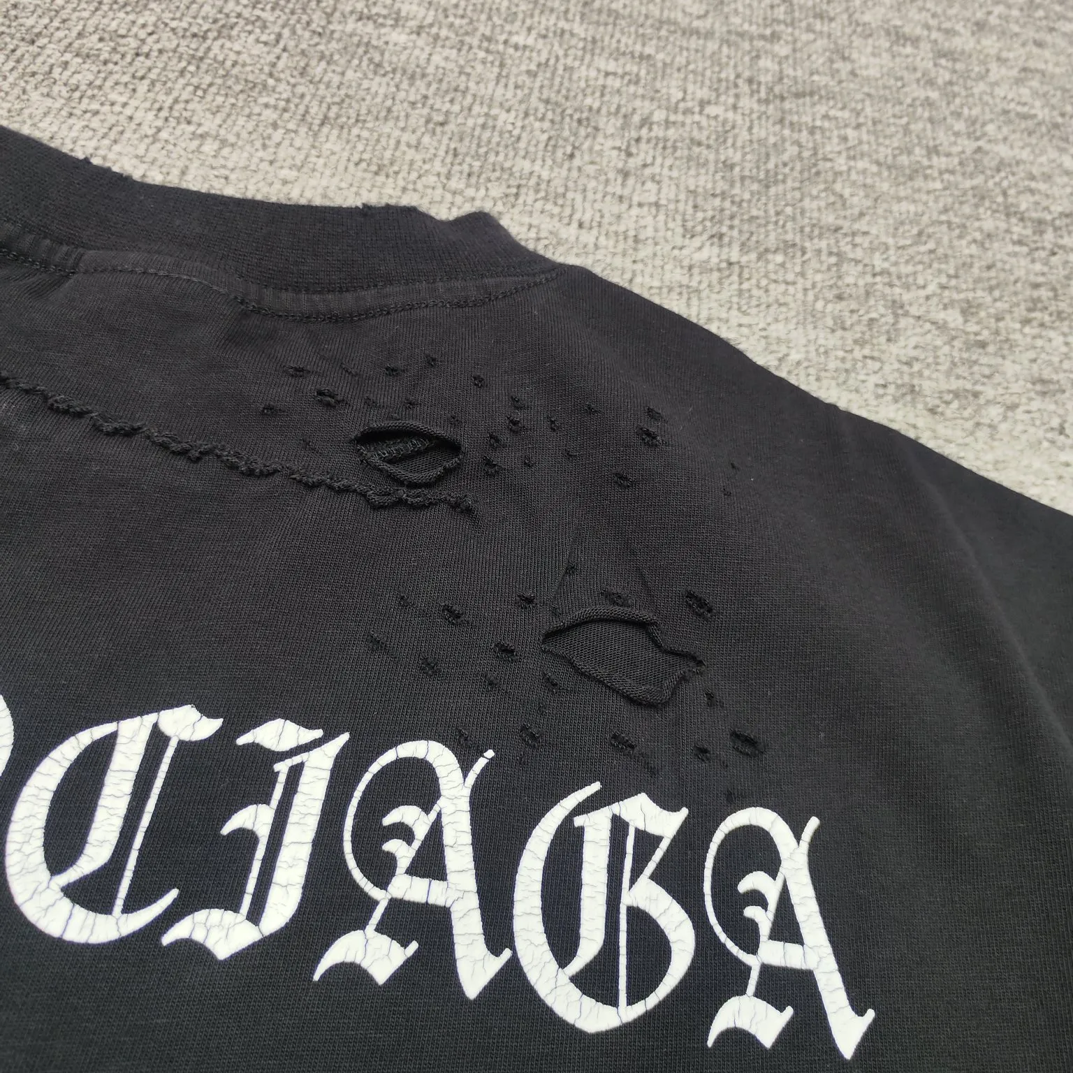 The top tested version of BALENCIAGA Spring Summer 2024SS Sanskrit font hole short-sleeved T-shirt. The entire fabric is washed before being cut. The front and rear panels are printed using the imported Kornit machine direct-injection printing process. After the garment is washed twice, in order to get closer to the original effect, the master craftsman manually positions it, flattens it, applies ink and spray paint. The garment effect is more accurate and time-consuming. The details are perfectly restored zp. Exclusive custom-made woven and dyed 300g fabric. The threads are dyed in the same cylinder with zero color difference. Different from the market currency, comparison is welcome. Fabric: Custom-imported high-weight tight double-yarn fabric 300g 100% cotton. Accessories: A full set of customized accessories, packaging bags, tags, brand LOGO Sydney paper. Color: Black Size: XS--L P:260