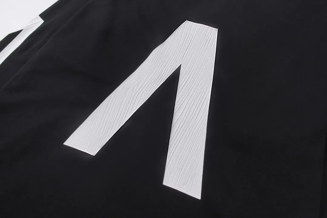 🅿️240 detailed pictures [Top version. Official website quality] BALENCI*GA/Paris. 2024 latest global limited edition. BALENCIAGA joins forces with Archive to create a long-sleeved T-shirt. Crack printed washed distressed T-shirt. Overweight craftsmanship, brick cabinet synchronization. ⚠️Distinguish the market currency, genuine research and development, worn. The hand painting is consistent with ZP, and the printing uses imported cracked environmentally friendly glue. The garments are washed, worn and worn. The whole piece is designed with heavy craftsmanship. Comparisons welcome. The version adopts OS loose shoulder design. Same style for men and women. Code: BL235031 Color: black, off-white Size: XS S M L