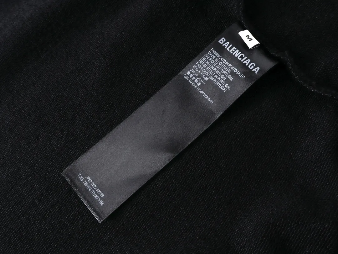 🅿️370 real photos [Top version. Official website quality] BALENCI*GA/Paris. SS24 new Balenciaga Vogue co-branded series. Front and rear LOGO direct-printed hooded sweatshirt. Brick cabinet synchronization. Genuine product developed at the first time, happy to print and compare! The fabric is made of Paris ZP custom-woven and dyed cotton terry sweatshirt. Weighing 460 grams, the cloth surface is clean. The cloth pattern is clear, soft and comfortable. The threads are dyed with no color difference. The printing is made of environmentally friendly imported materials with direct inkjet printing. The pattern letters are clear and the effect is three-dimensional. The version adopts OS loose shoulder style. Same style for men and women. Code: BL238905 Color: black, off-white Size: XS S M L